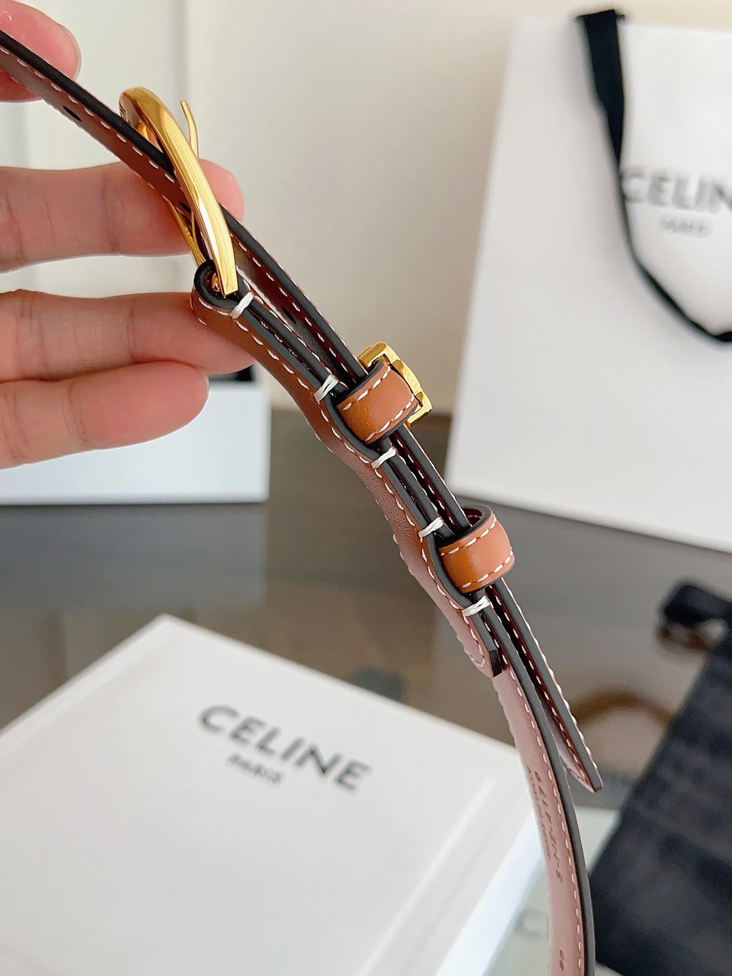 P180 CÉLINE 赛琳🆕VIVIENNE中 TAURILLON25毫米皮带 牛皮革 牛皮革衬里 金色饰面 圆形搭扣 第一个圆环四周环绕TRIOMPHE金属环 宽度:2.5厘米