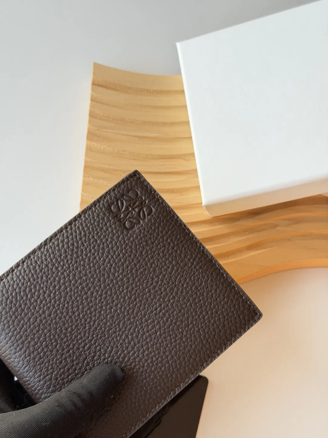 💰140包邮❗ 升级版 罗意威 loewe 荔枝纹牛皮 颗粒饱满 男士短款钱包 尺寸 :11x10cm 型号 :L1147 罗意威 Puzzle 几何牛皮钱包绵密的手感, 很有质感男女通用