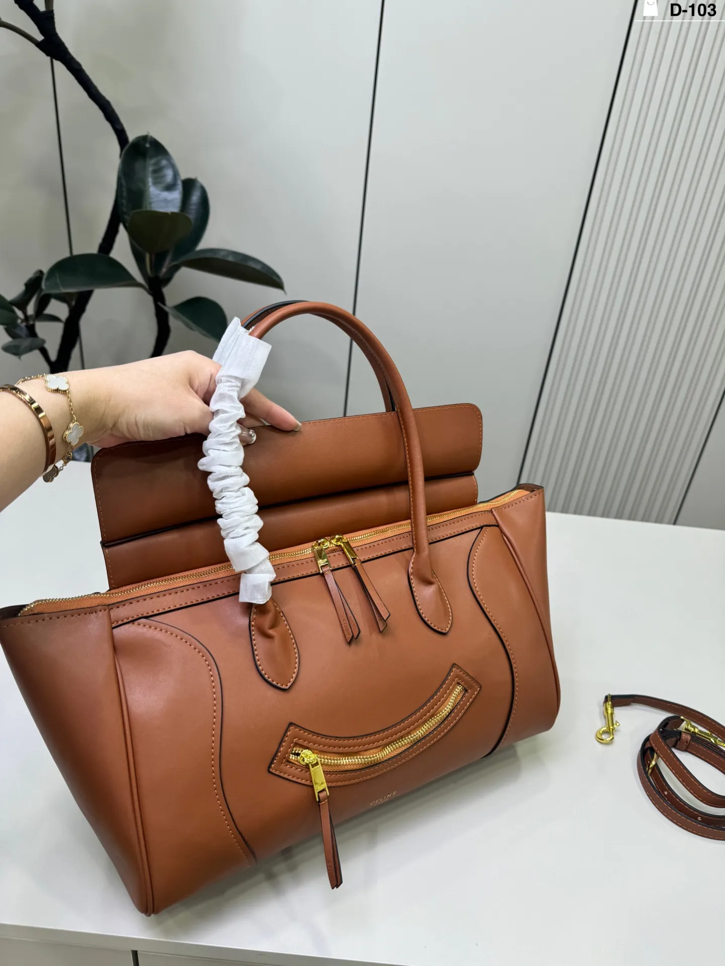 💰p200 D-103尺寸36&times;22 CELINE 赛琳New Luggage 手袋笑脸包 通勤休闲都很适合。 手提斜挎都OK，实用又优雅，CELINE经典