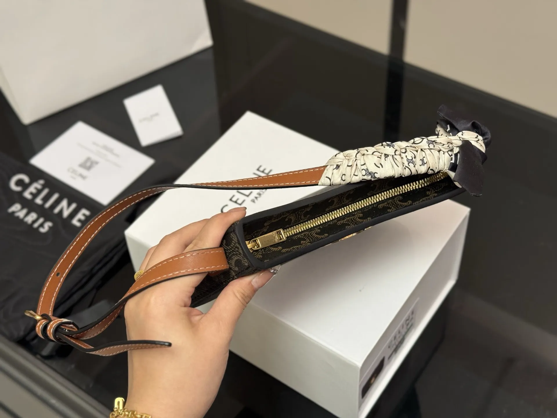 ¥160 配盒 size:23*13cm celine tilly 好看又好用的包 2025新款小可爱Tilly 复古性感百搭小包 赛琳不容错过!! ⚠️牛皮皮质