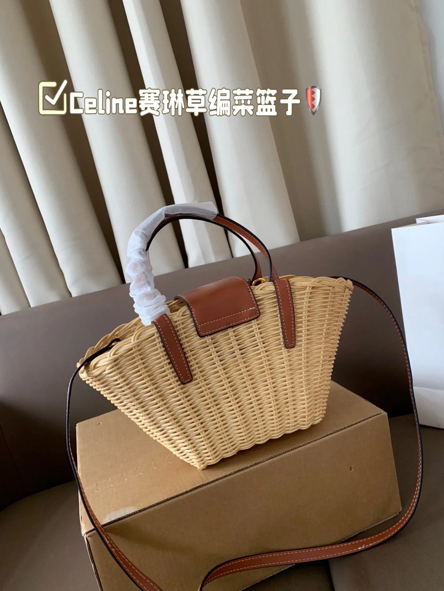 P155 Celine赛琳草编菜篮子 这款编织菜篮子 实在抵挡不住他的诱惑了好看的文艺风来啦~样子真的让人无数次心动 尺寸13*15飞机盒
