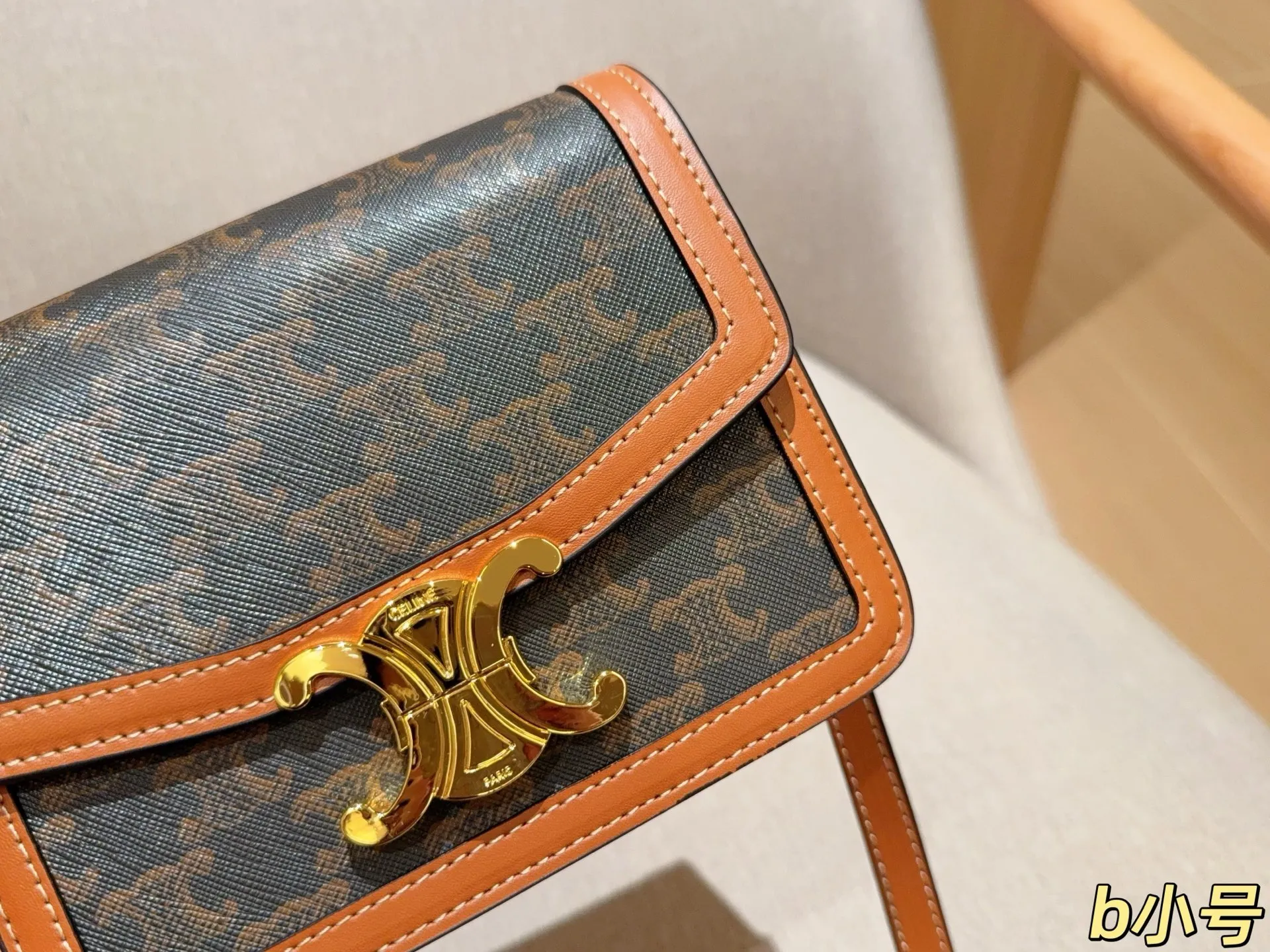 💰140 小号 赛琳Celine 经典凯旋门老花豆腐包 尺寸18cm 礼盒包装🎁