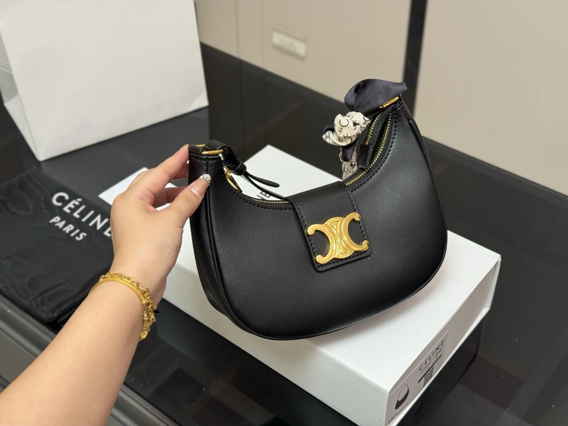 &yen;140 配折叠盒 尺寸：24*20cm celine ava腋下包 依旧好好背 手拎起Ava就好有气场哟100 赛琳实用性更强哦！ 高级感超强！