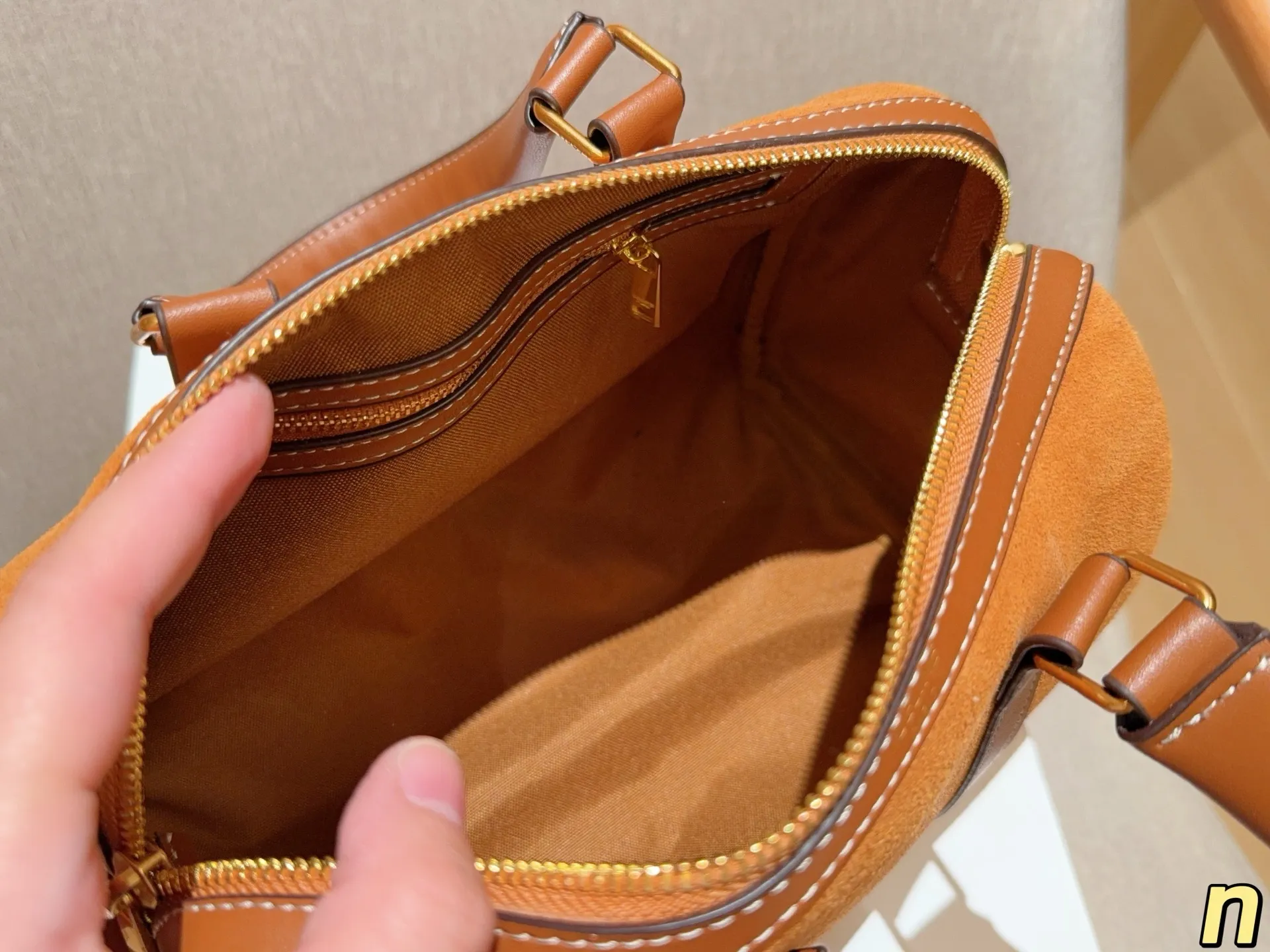 💰175 赛琳Celine 麂皮绒波士顿Boston枕头包 尺寸25cm 礼盒包装🎁