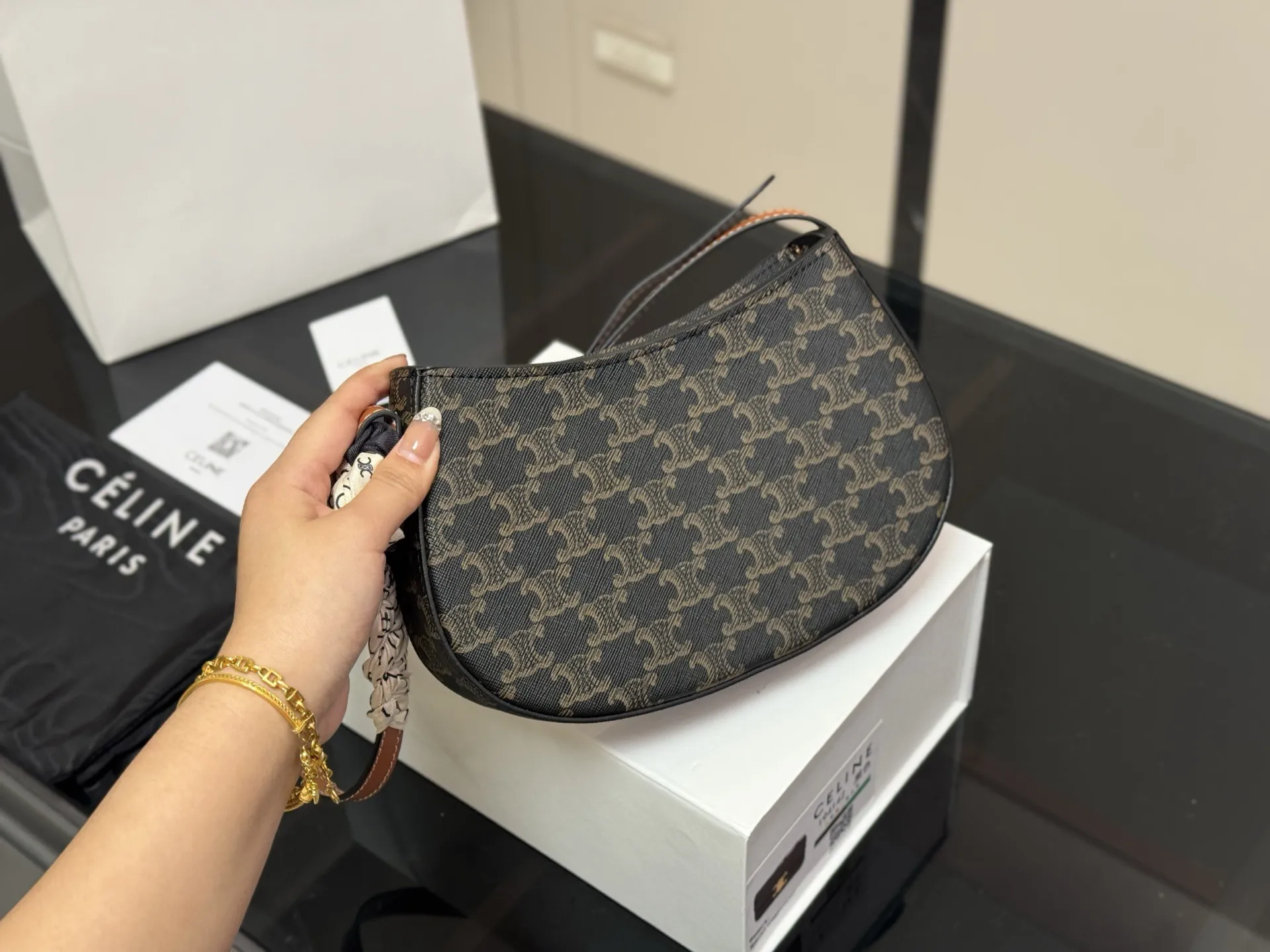 &yen;160 配盒 size：23*13cm celine tilly 好看又好用的包 2025新款小可爱Tilly 复古性感百搭小包 赛琳不容错过！！ ⚠️牛皮皮质