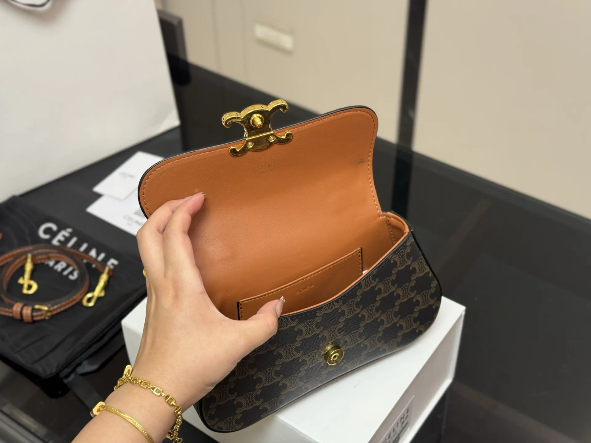 ¥160 配折叠盒 size:22*12cm celine 超美腋下包 凯旋门 ⚠️升级版 重新出货 复古性感百搭小包 赛琳不容错过!! ⚠️牛皮皮质 这个冬天您离不开它!