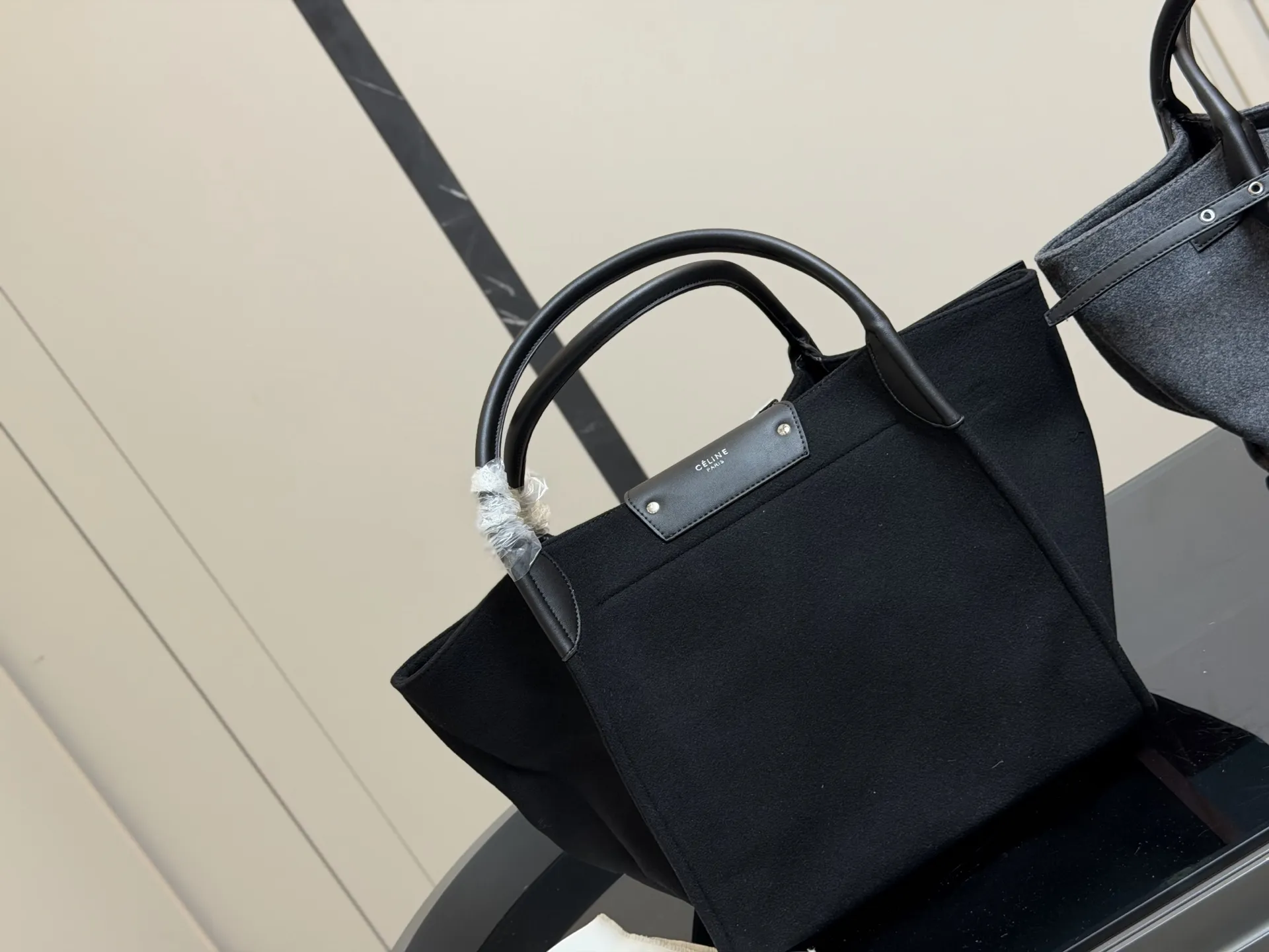 &yen;130 赛琳 belt bag鲶鱼包， 简洁的线条， 柔软包的身， 牛皮🐂品质！ 成为经典款IT bag之一 尺寸：32.31cm