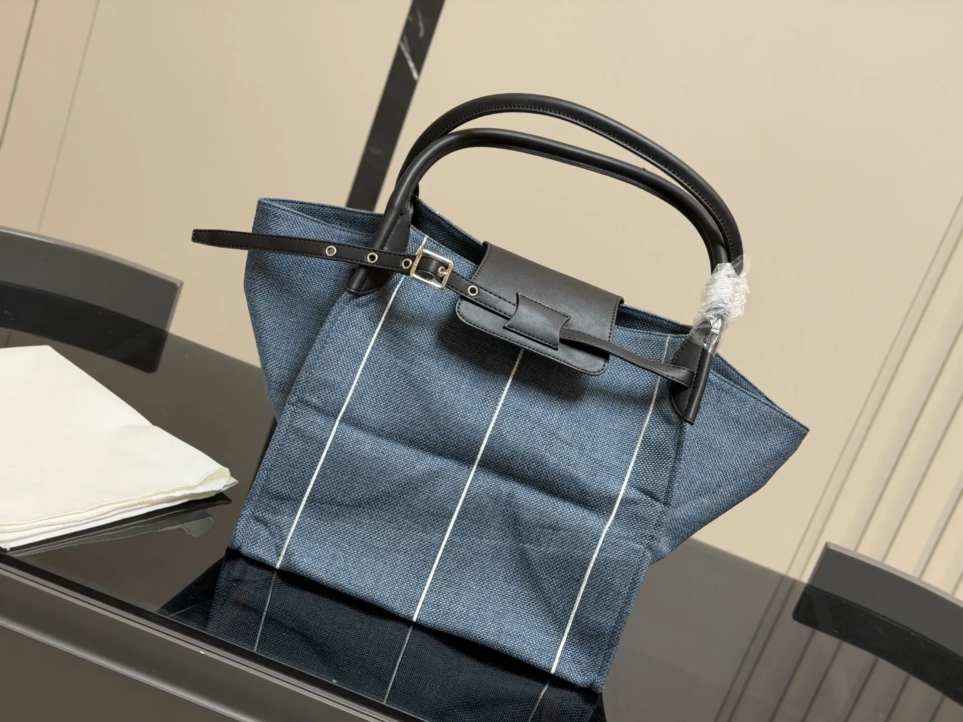 ¥130 赛琳 belt bag鲶鱼包, 简洁的线条, 柔软包的身, 牛皮🐂品质! 成为经典款IT bag之一 尺寸:32.31cm