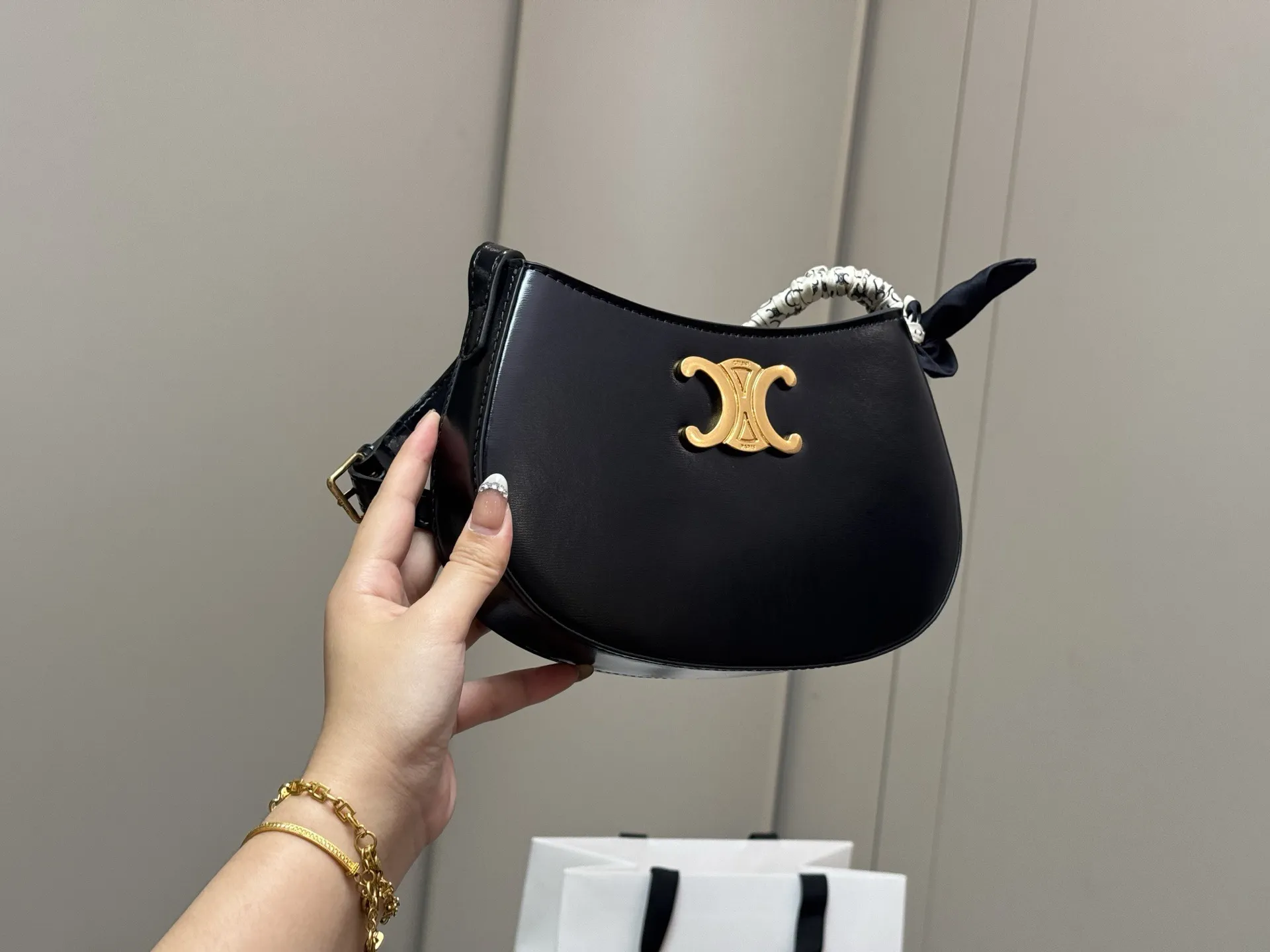 &yen;160 配盒 size：23*13cm celine tilly 好看又好用的包 2025新款小可爱Tilly 复古性感百搭小包 赛琳不容错过！！ ⚠️牛皮皮质