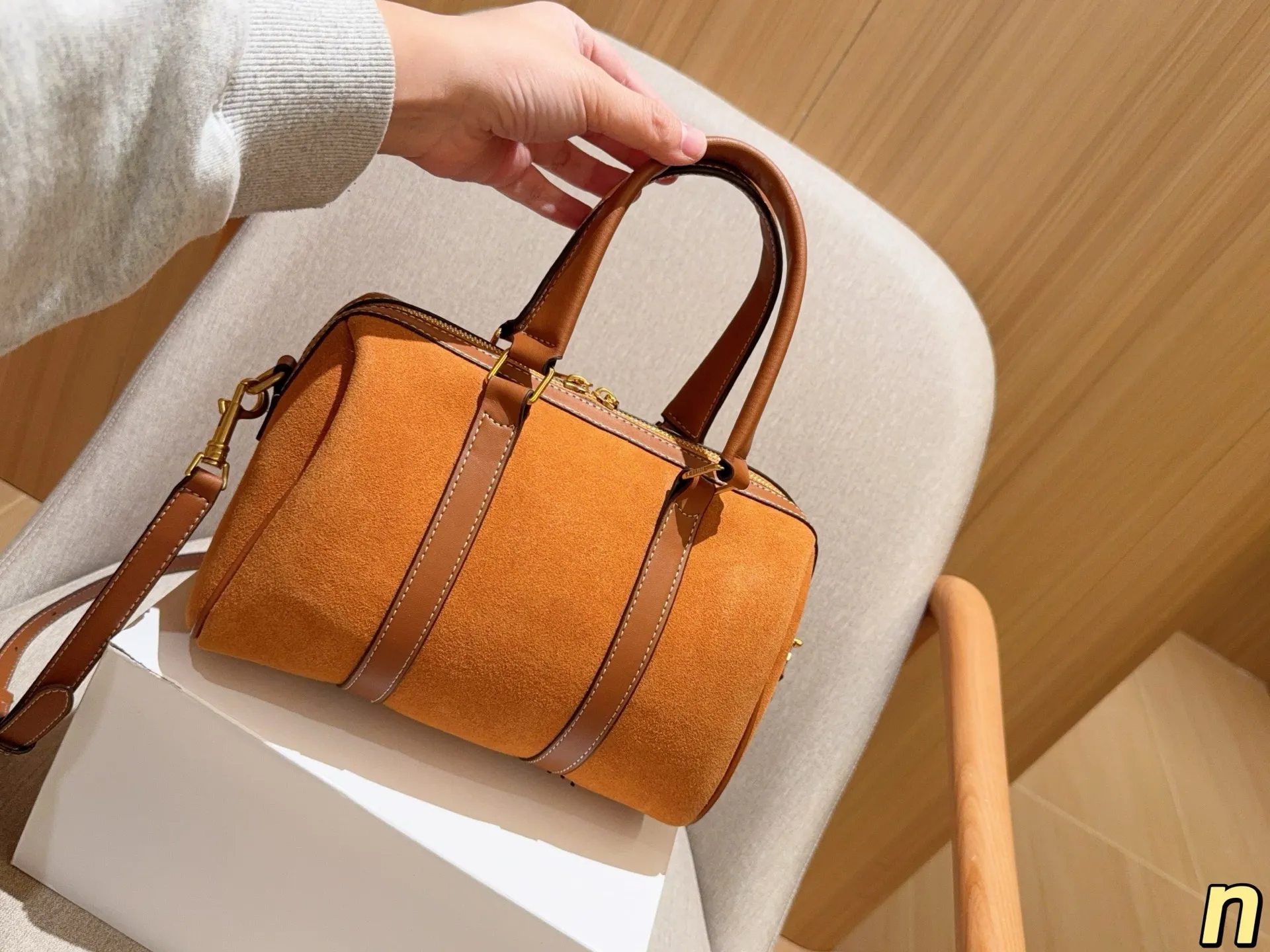 💰175 赛琳Celine 麂皮绒波士顿Boston枕头包 尺寸25cm 礼盒包装🎁