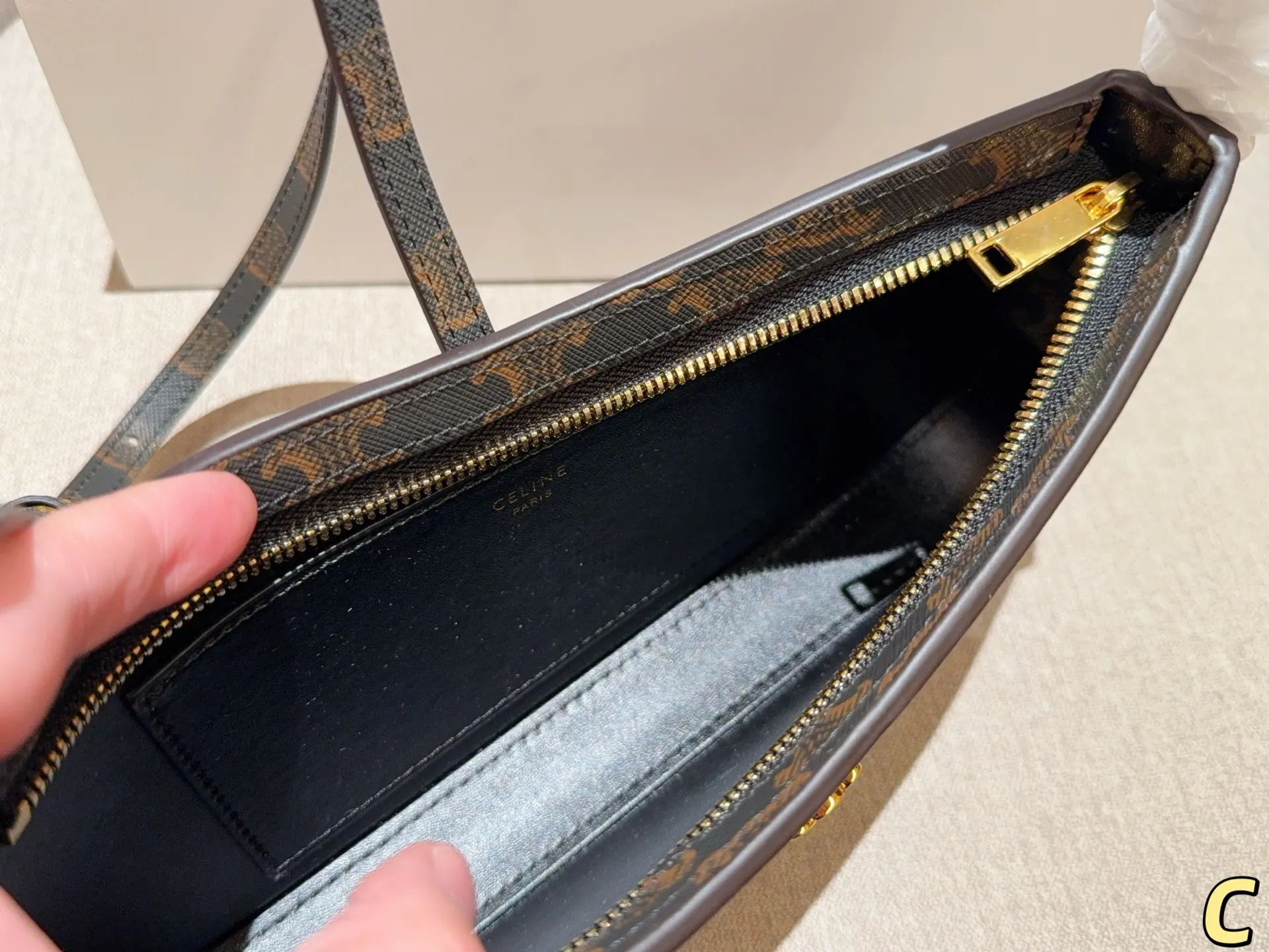 💰125 赛琳Celine 25新品TINA凯旋门腋下包 尺寸26×13×3 礼盒包装🎁