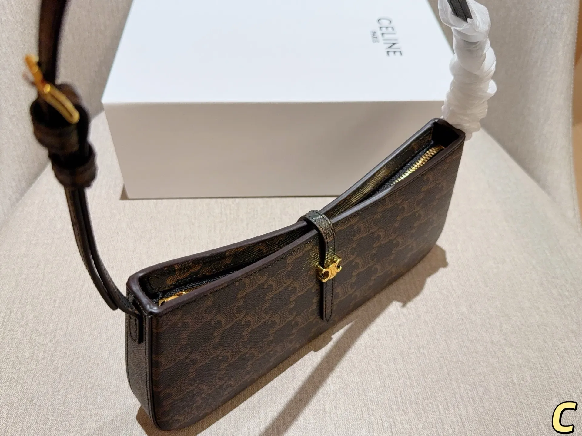 💰125 赛琳Celine 25新品TINA凯旋门腋下包 尺寸26×13×3 礼盒包装🎁