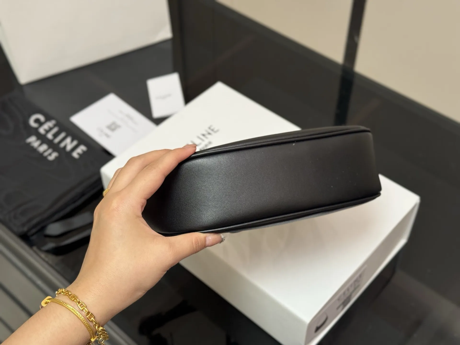 ¥140 配折叠盒 尺寸:24*20cm celine ava腋下包 依旧好好背 手拎起Ava就好有气场哟100 赛琳实用性更强哦! 高级感超强!