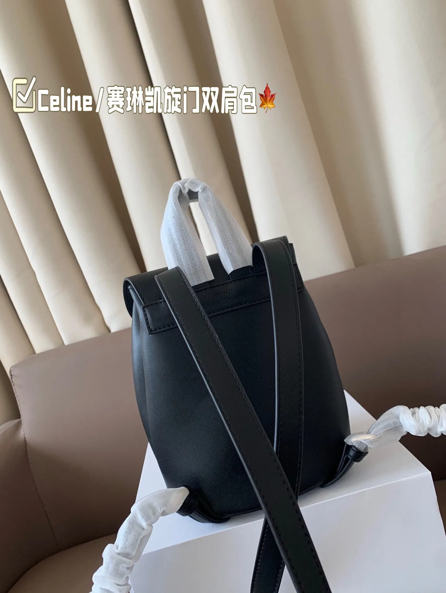 P150 Celine/赛琳TRIOMPHE 凯旋门老花双肩包Lisa同款 将复古元素与一向拿手的利落线条 尺寸18*23 折叠盒