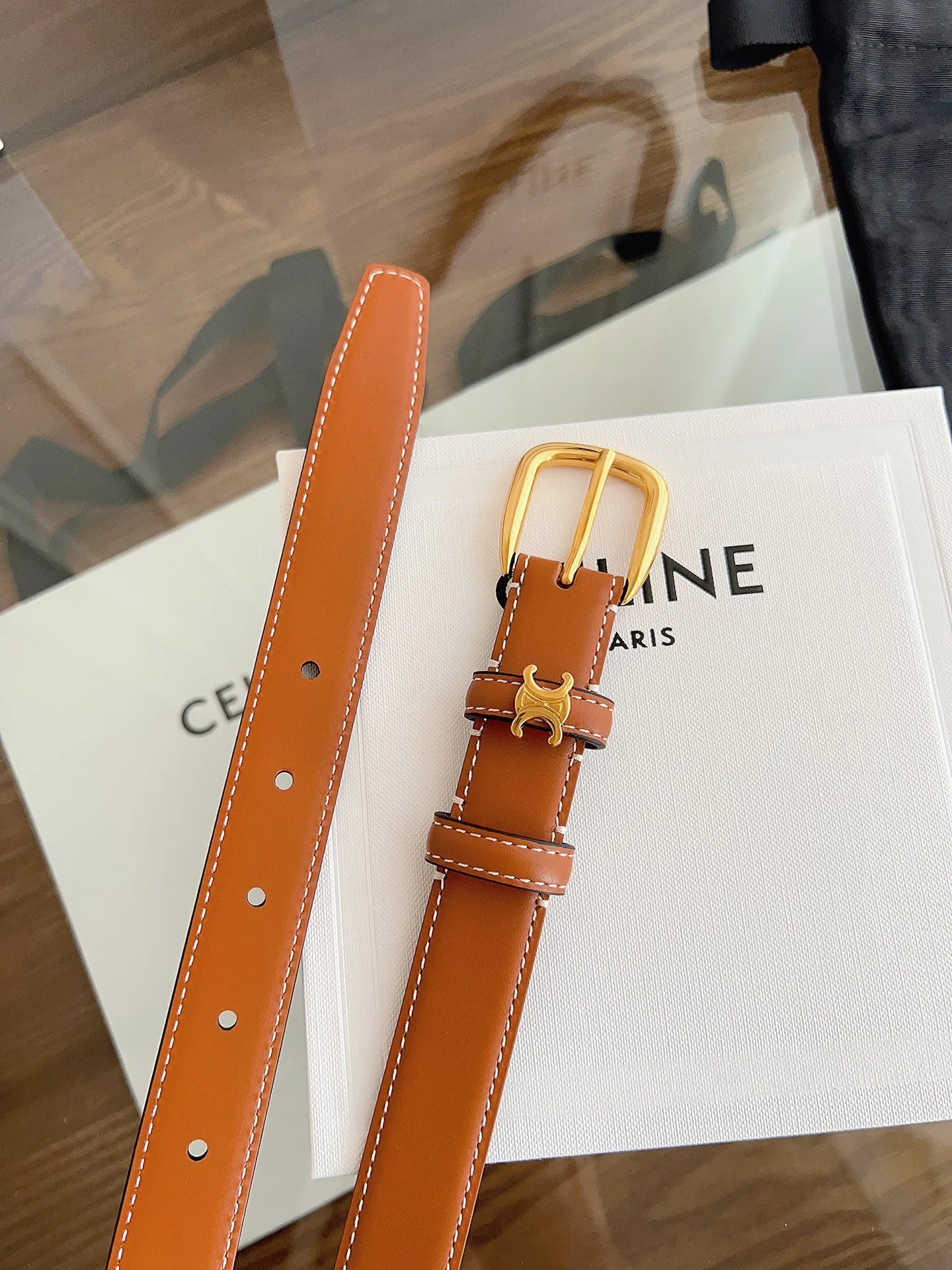 P180 C&Eacute;LINE 赛琳🆕VIVIENNE中 TAURILLON25毫米皮带 牛皮革 牛皮革衬里 金色饰面 圆形搭扣 第一个圆环四周环绕TRIOMPHE金属环 宽度：2.5厘米