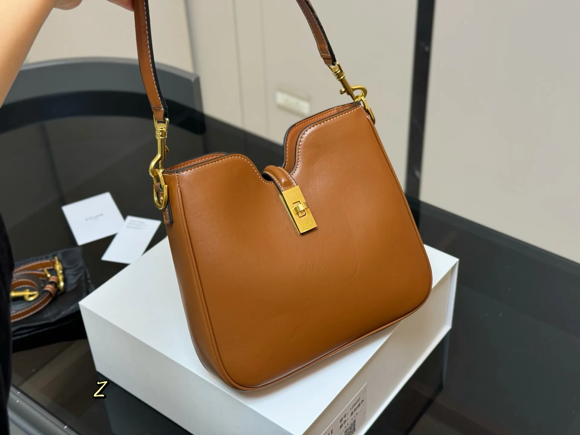¥190 折叠盒 size:24.21cm celine 赛琳ive新品托特包, 延续凯旋门 复古斜挎 , 耐看新款一点都不老套。