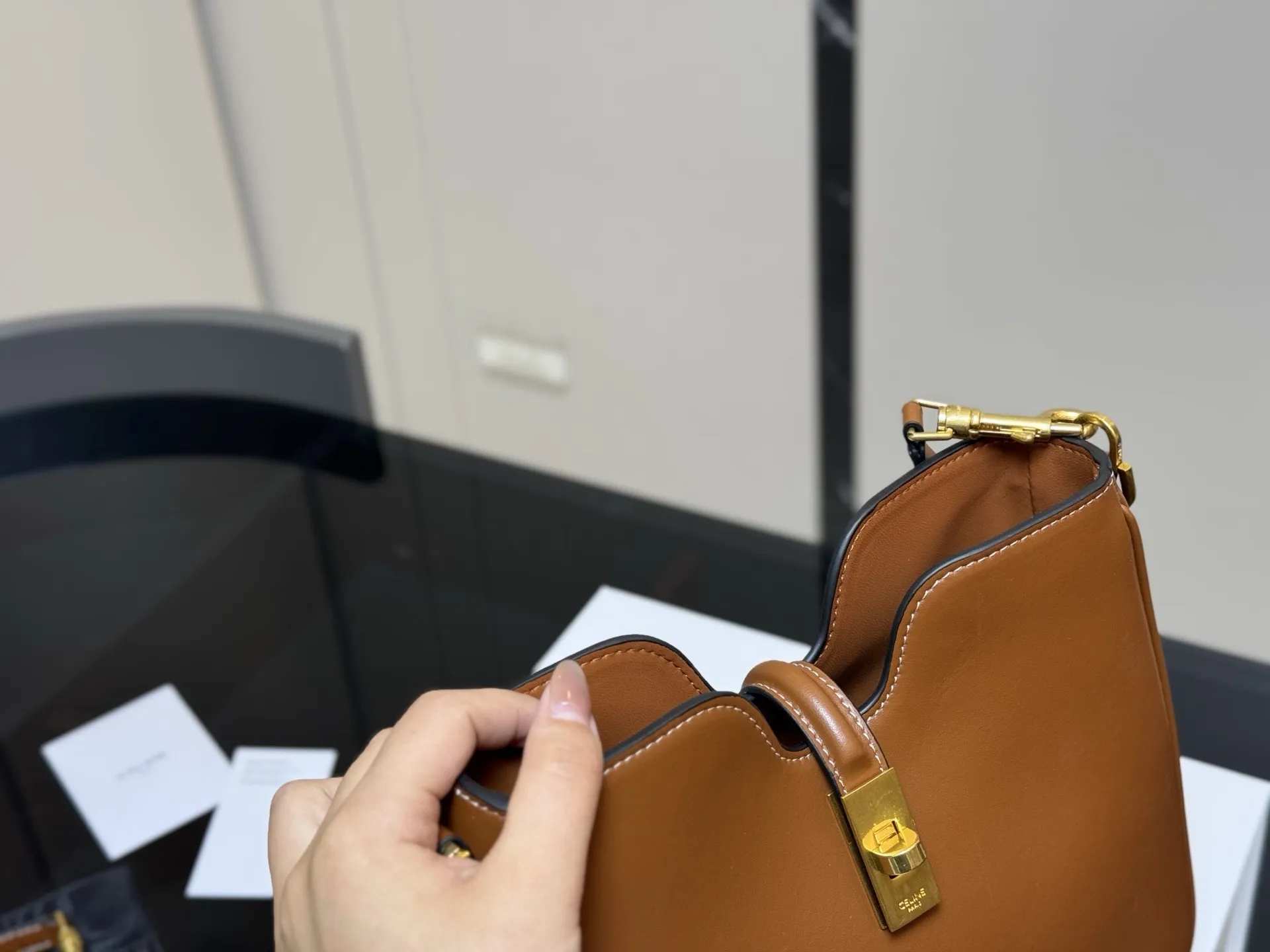 ¥190 折叠盒 size:24.21cm celine 赛琳ive新品托特包, 延续凯旋门 复古斜挎 , 耐看新款一点都不老套。