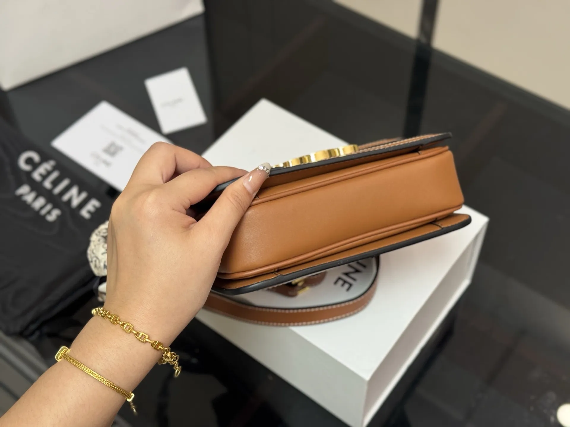 &yen;180 &yen;190 配折叠盒 尺寸：23cm*17（大） 19cm*15（小） 赛琳 凯旋门！ 很高端！很高级! 很适合🈴️四季！ ⚠️牛皮！牛皮！