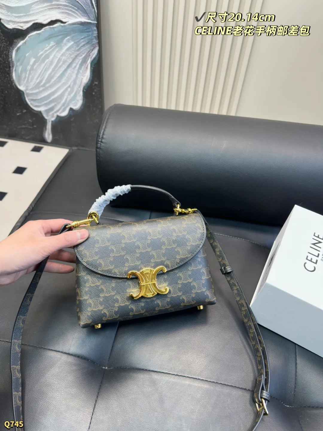 💰175配折叠盒 尺寸20.14cm 赛琳CELINE |老花NINO小号 经典元素:老花图案 复古与现代感兼具,辨识度高 相对于其它品牌的老花 Celine更低调跟年轻时髦 老花:帆布涂层 好处:轻便耐磨 防水 防刮蹭 护理简单 佩戴方式:手拿 斜挎 单肩