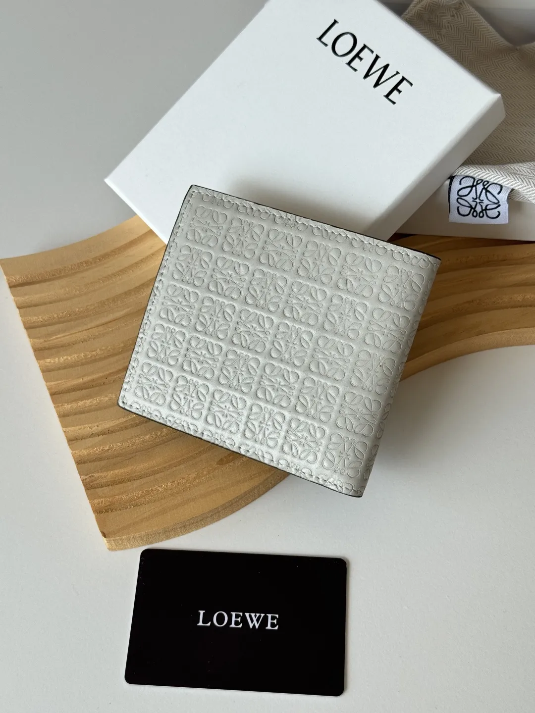 💰140包邮❗ 升级版 罗意威 loewe 牛皮压花 男士短款钱包 尺寸 :11x10cm 型号 :L1137 罗意威 Puzzle 几何牛皮钱包绵密的手感, 很有质感男女通用