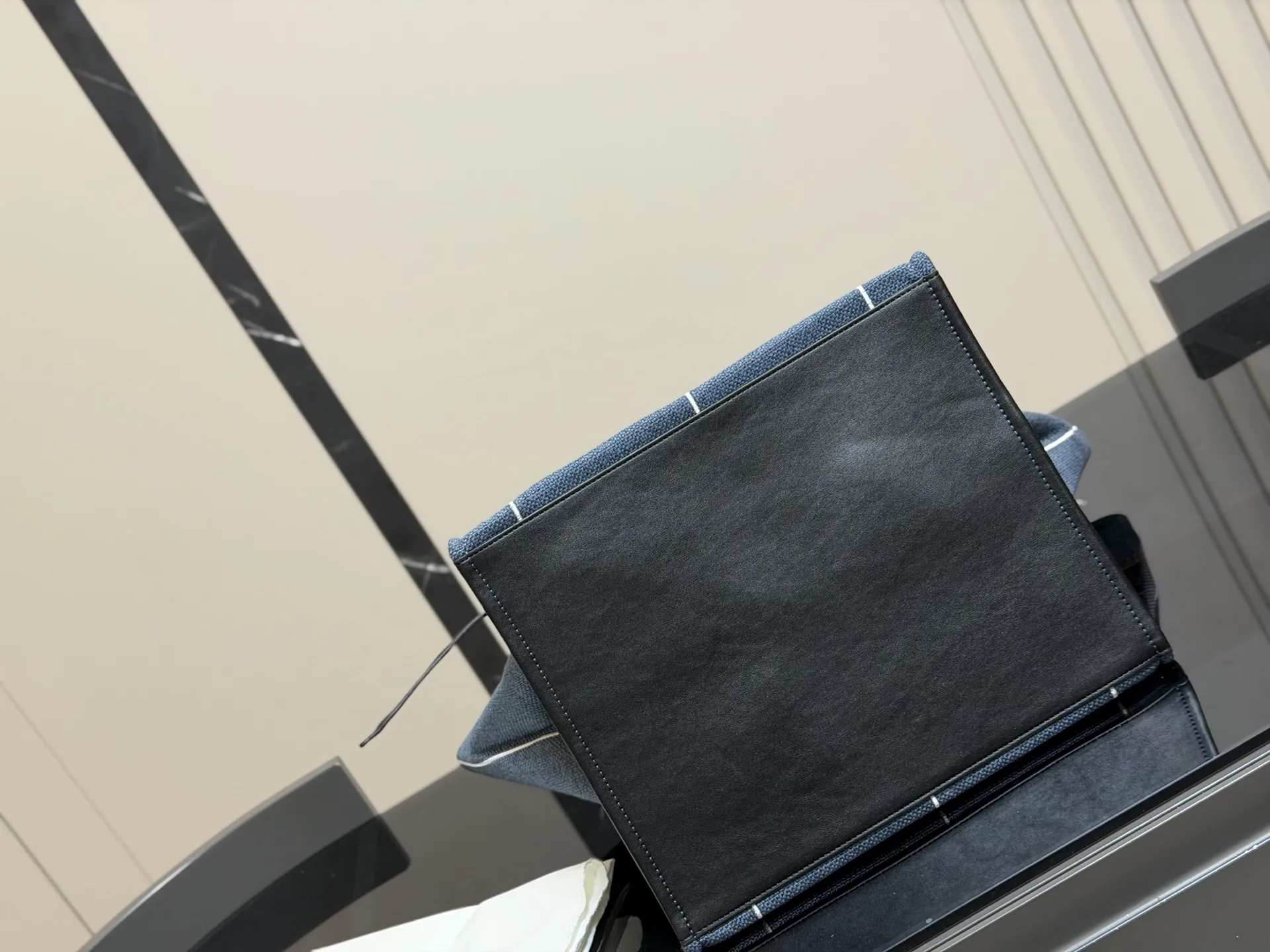 ¥130 赛琳 belt bag鲶鱼包, 简洁的线条, 柔软包的身, 牛皮🐂品质! 成为经典款IT bag之一 尺寸:32.31cm