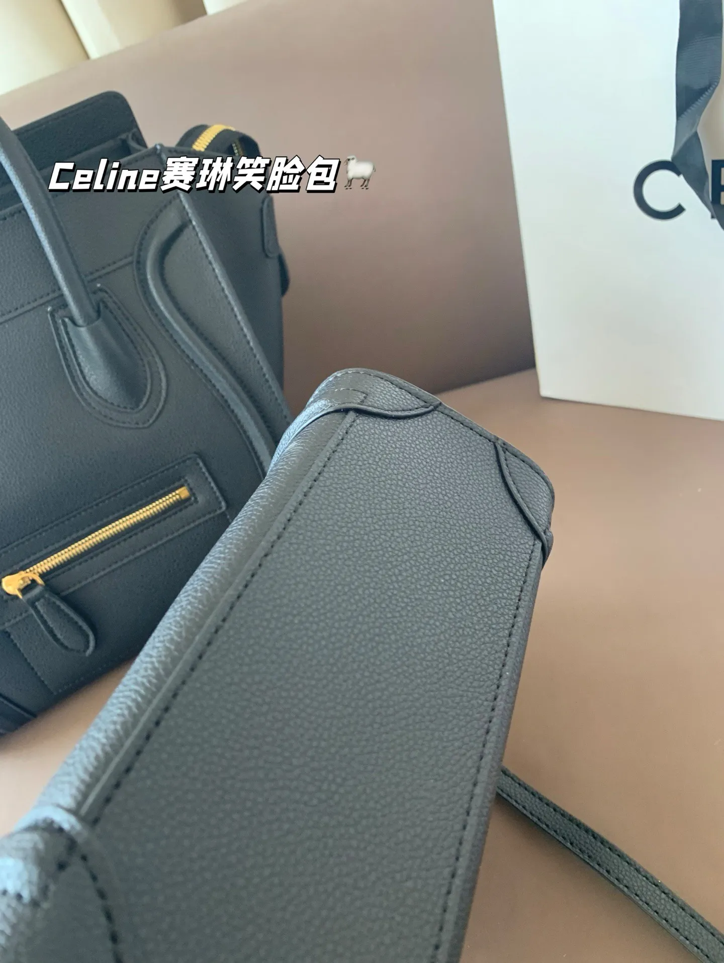 大P190 小P185 作为造型独特、极具辨识度的包包， Celine赛琳&mdash;笑脸包 无疑凭借其囧脸造型赢得众多关注。 Celine凭借这款笑脸包冲出欧洲，一跃成为一时最火的品牌尺寸26&times;25/20&times;20折叠盒