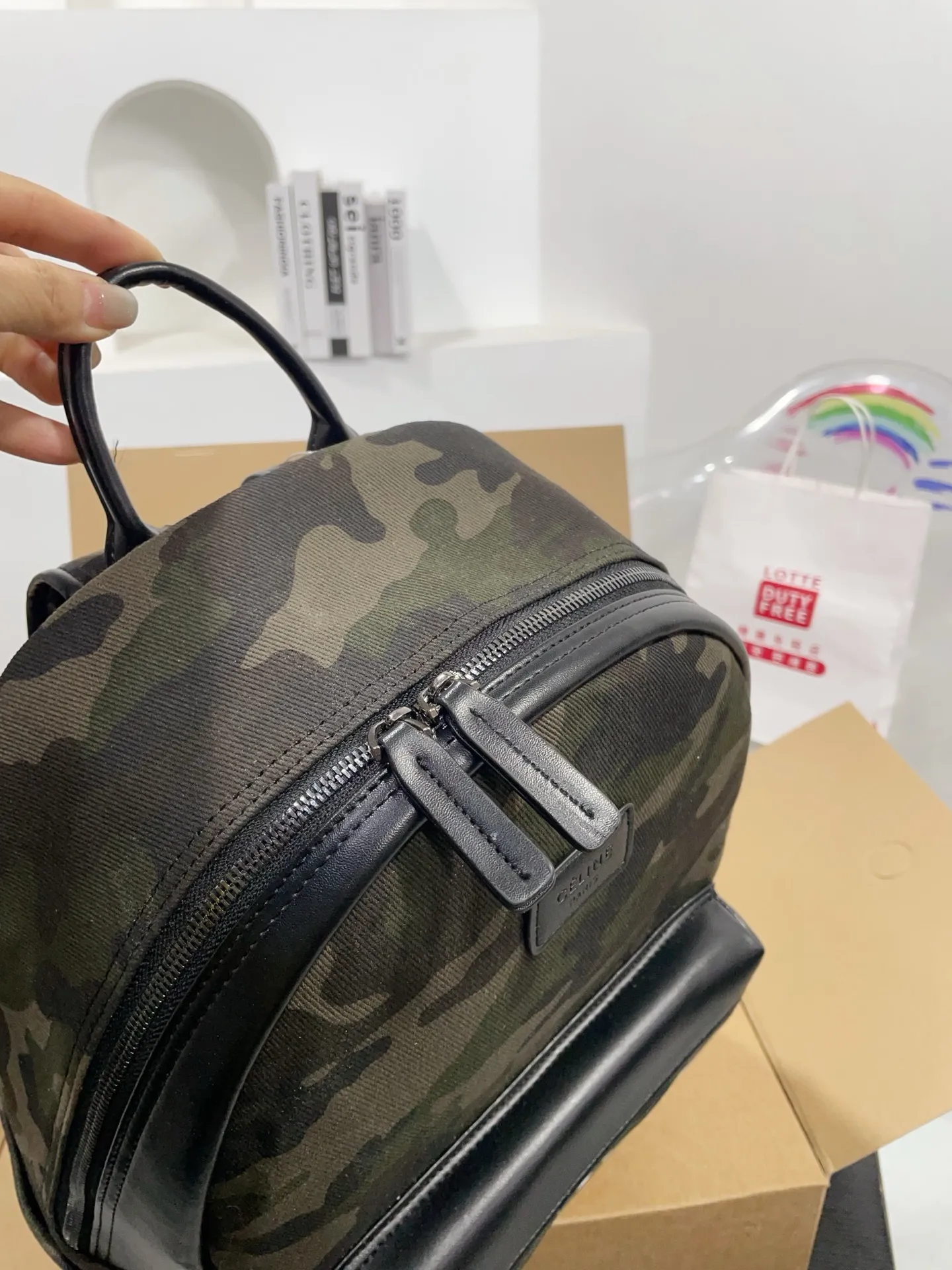 👑💰💰150💰 尺寸32/35cm 赛琳迷彩新款双肩包😍超好背哒，进口面料，果然时尚潮流是一个大轮回！复古又时尚百搭！