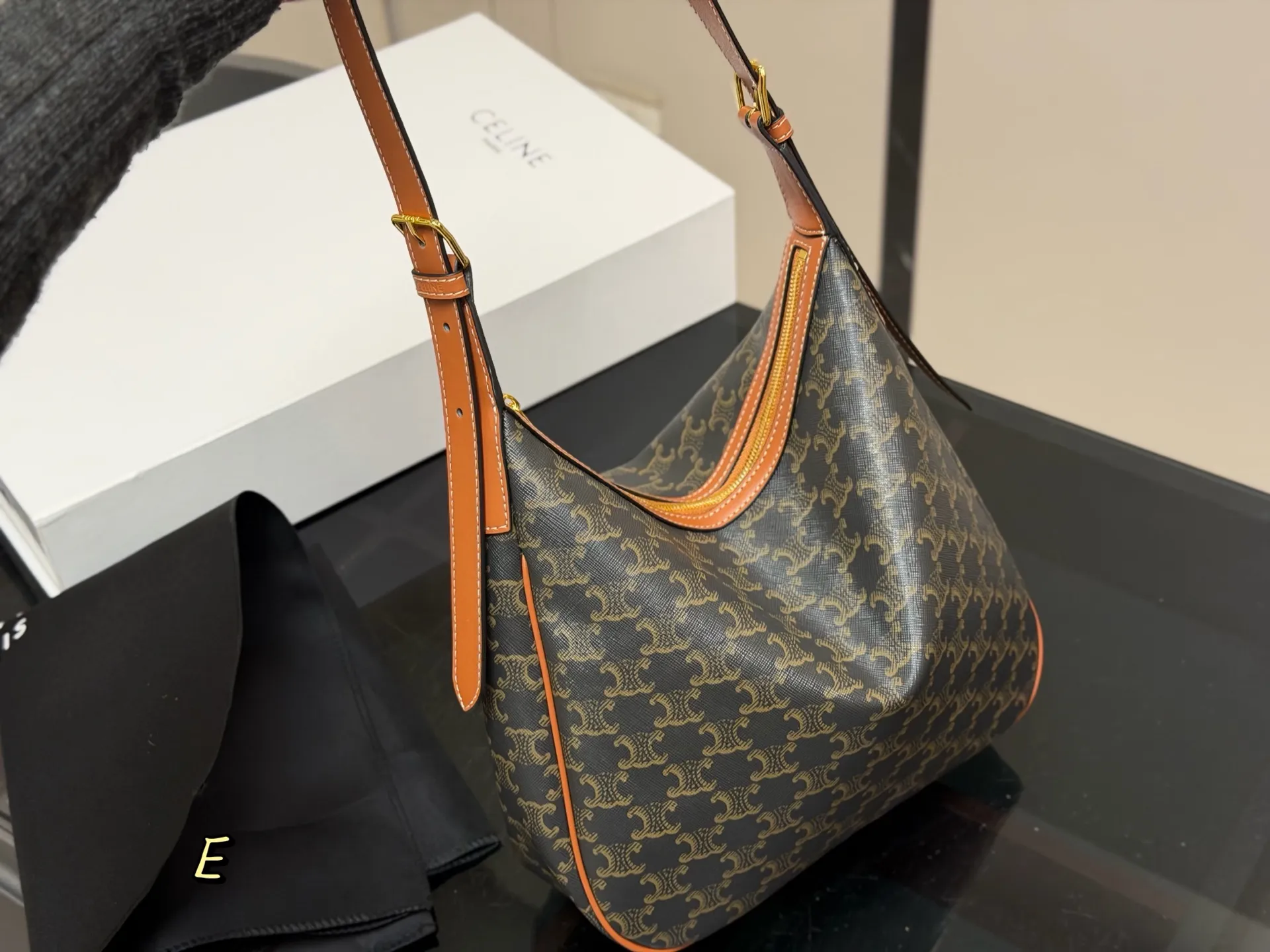 ¥185 配折叠盒 size:29.27cm celine 赛琳新品发布hobo腋下托特 延续凯旋门 复古斜挎 , 耐看经典一点都不老