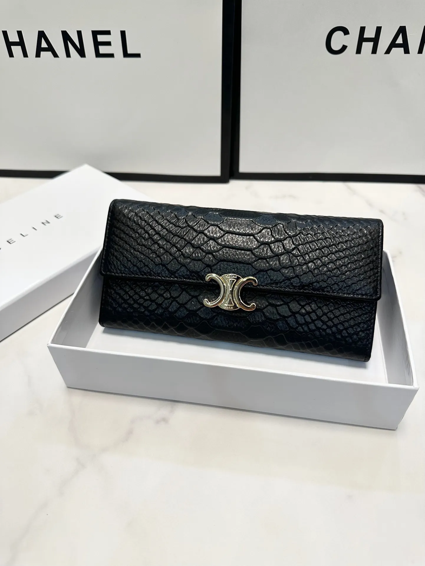 P95🎀🎀颜色 黑🎀尺寸 19x10🎀赛琳爆款牛皮两折钱包🔥款式经典做工精细耐磨耐用手感极佳❤️