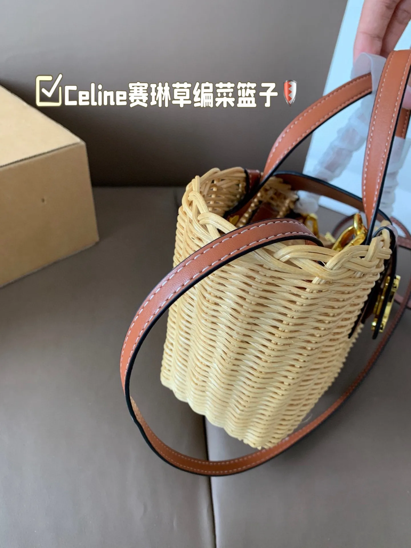 P155 Celine赛琳草编菜篮子 这款编织菜篮子 实在抵挡不住他的诱惑了好看的文艺风来啦～样子真的让人无数次心动 尺寸13*15飞机盒