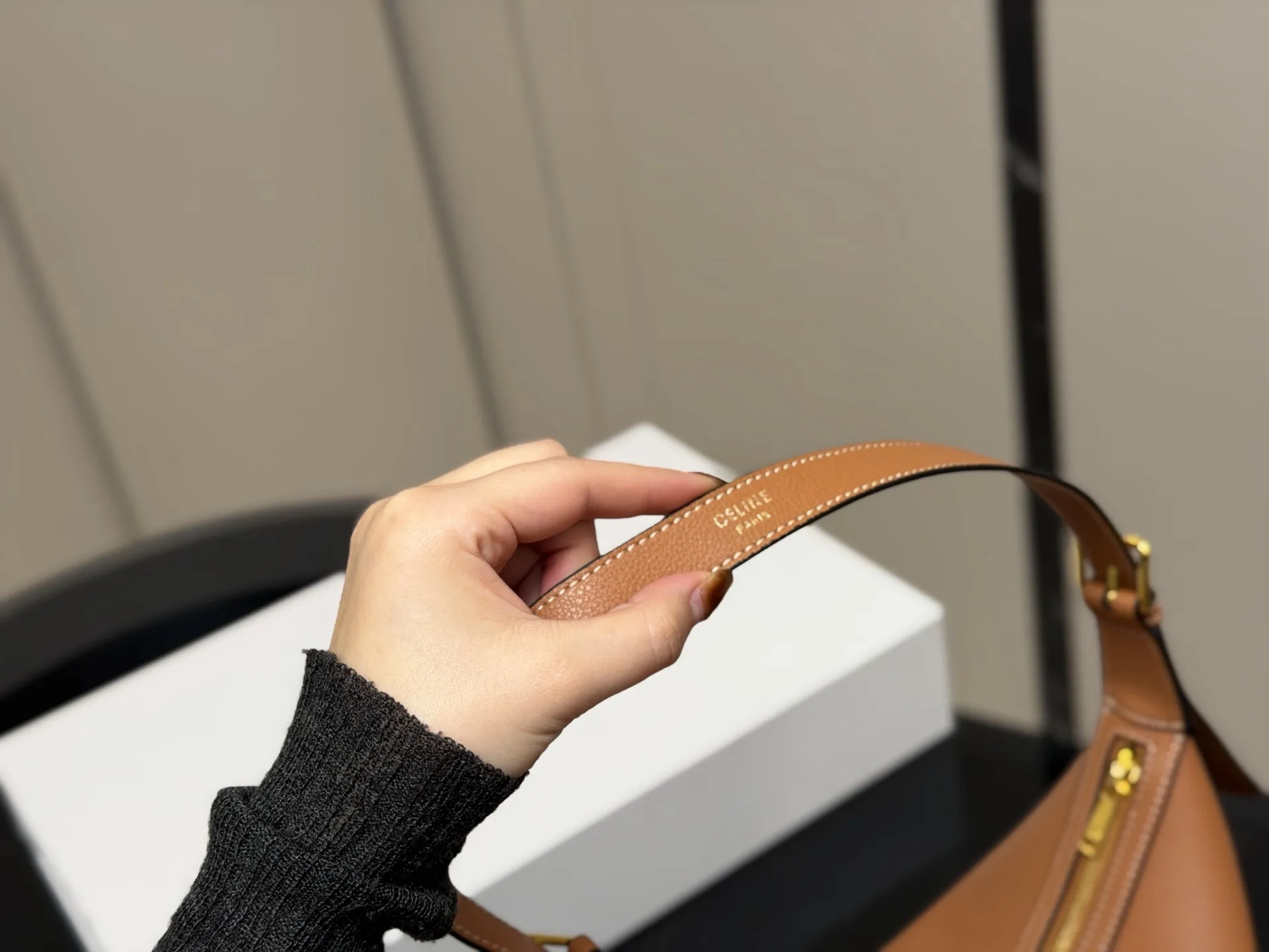 ¥185 配折叠盒 size:29.27cm celine 赛琳新品发布hobo腋下托特 延续凯旋门 复古斜挎 , 耐看经典一点都不老