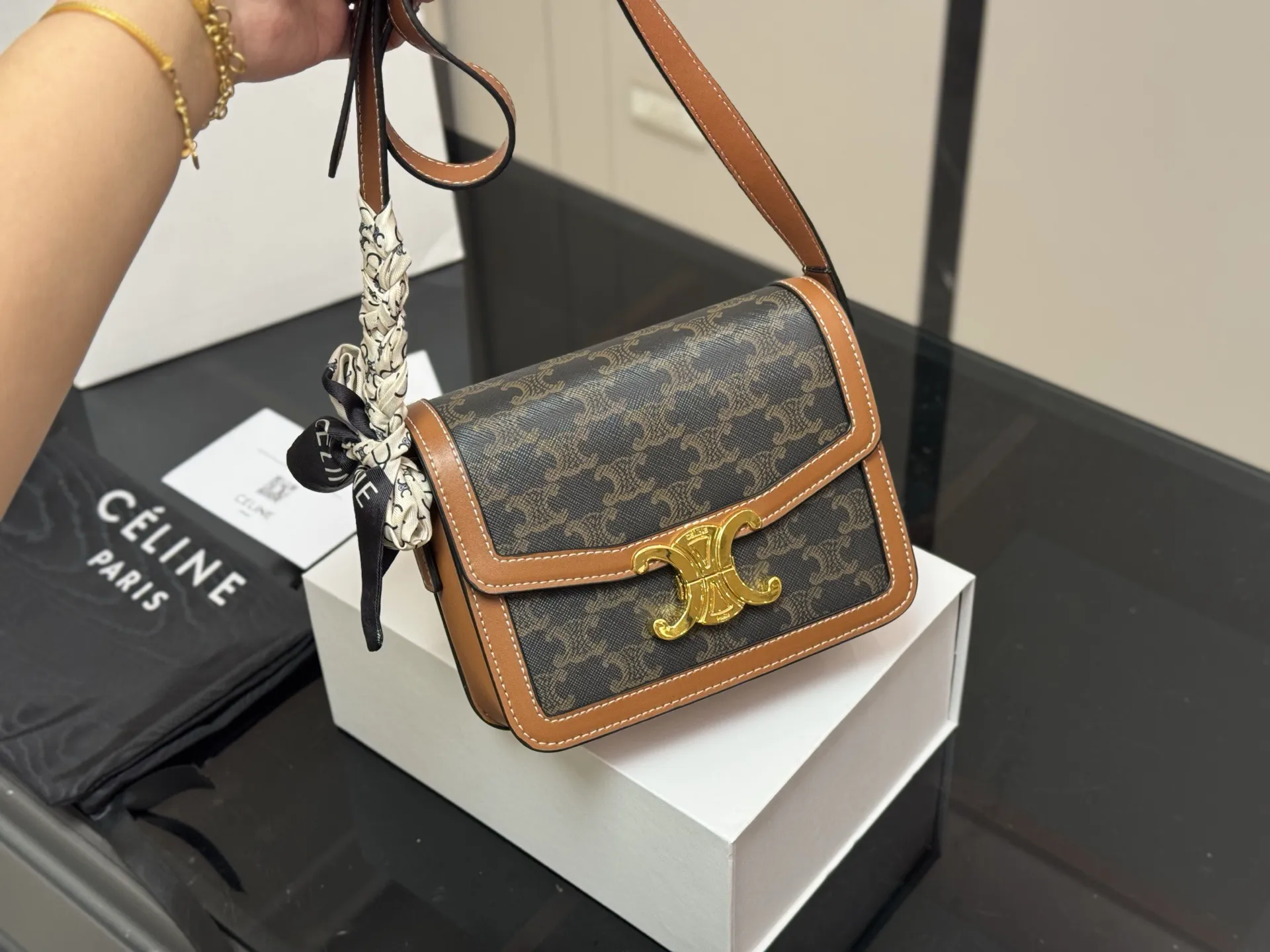 &yen;180 &yen;190 配折叠盒 尺寸：23cm*17（大） 19cm*15（小） 赛琳 凯旋门！ 很高端！很高级! 很适合🈴️四季！ ⚠️牛皮！牛皮！