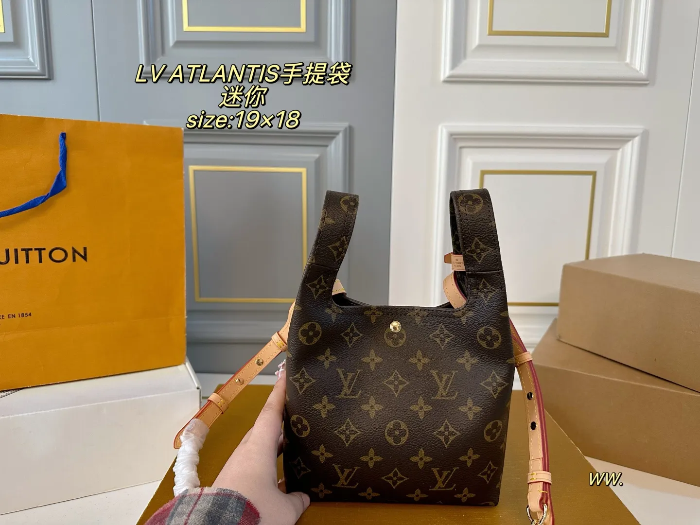 P170 迷你(折叠盒飞机盒) size:19×18 LV路易威登ATLANTIS菜篮子手提袋💕 今年的秀场款!非常🆒 小巧可爱,适合小个子女生! 自带皮肩带,可挽🉑️背~ 运动、休闲,🉑️爱气息都能搭✅