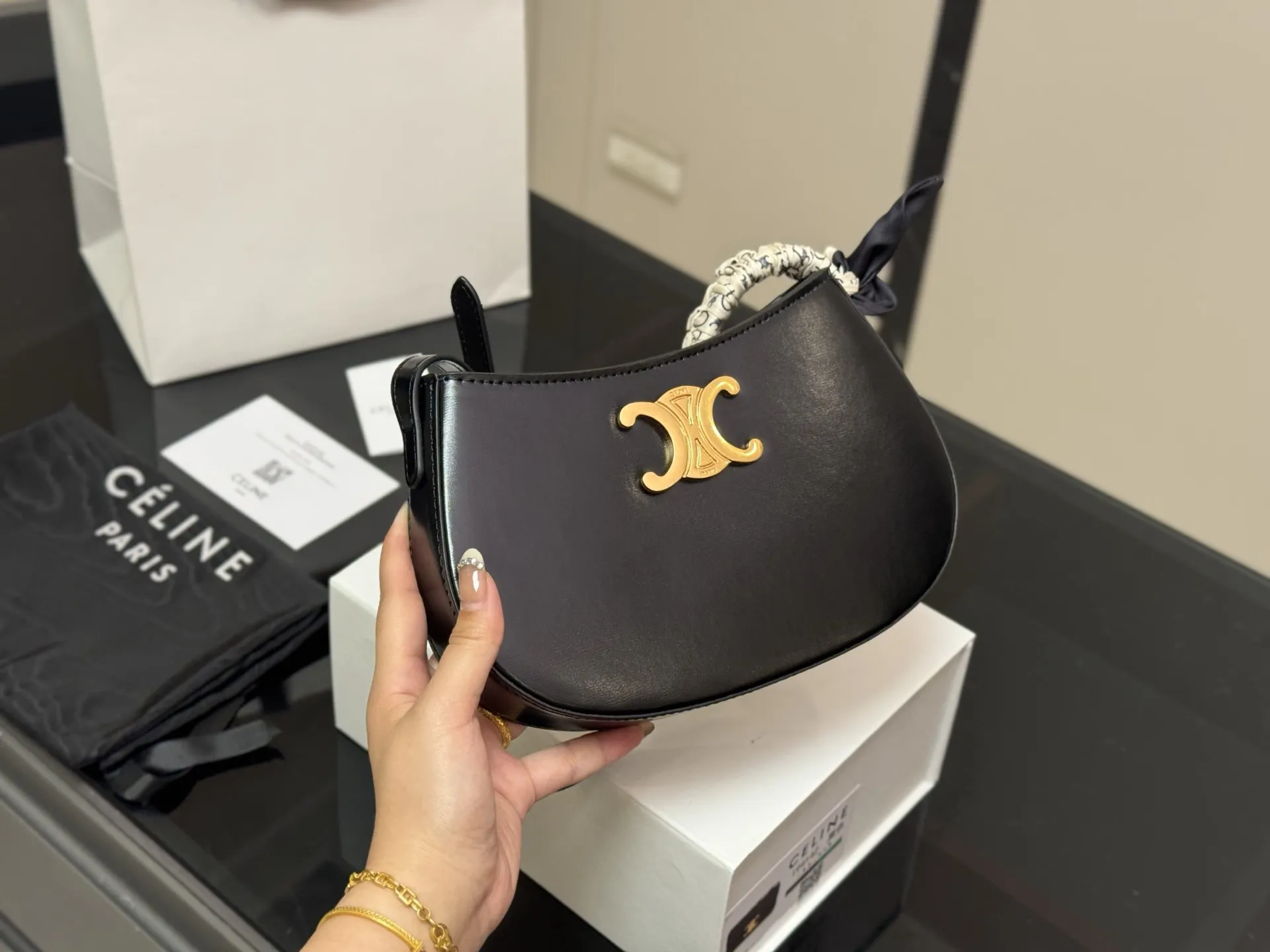 ¥160 配盒 size:23*13cm celine tilly 好看又好用的包 2025新款小可爱Tilly 复古性感百搭小包 赛琳不容错过!! ⚠️牛皮皮质