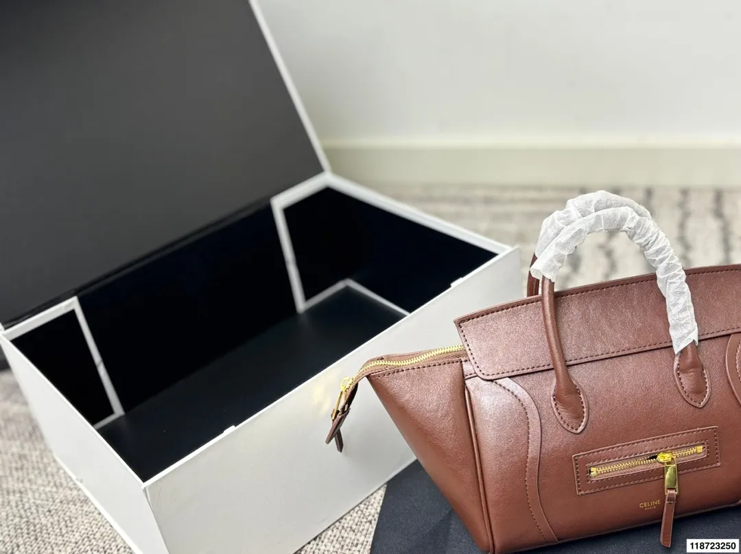 p240 尺寸25&times;19折叠盒 CELINE 赛琳New Luggage 手袋笑脸包 通勤休闲都很适合。 手提斜挎都OK，实用又优雅，CELINE经典