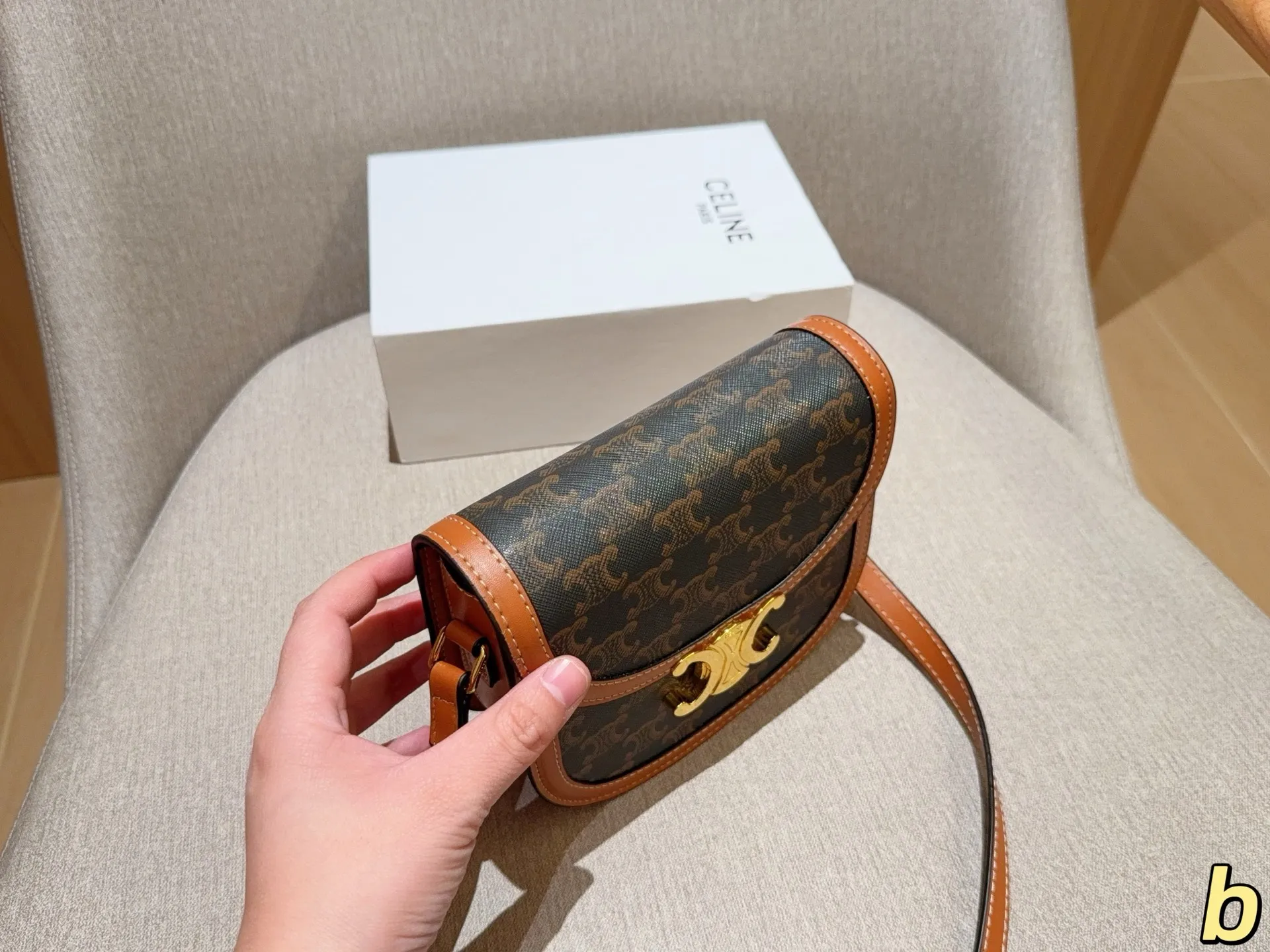 💰140 Celine/赛琳 经典半圆马鞍包 尺寸18&times;15&times;5 礼盒包装🎁