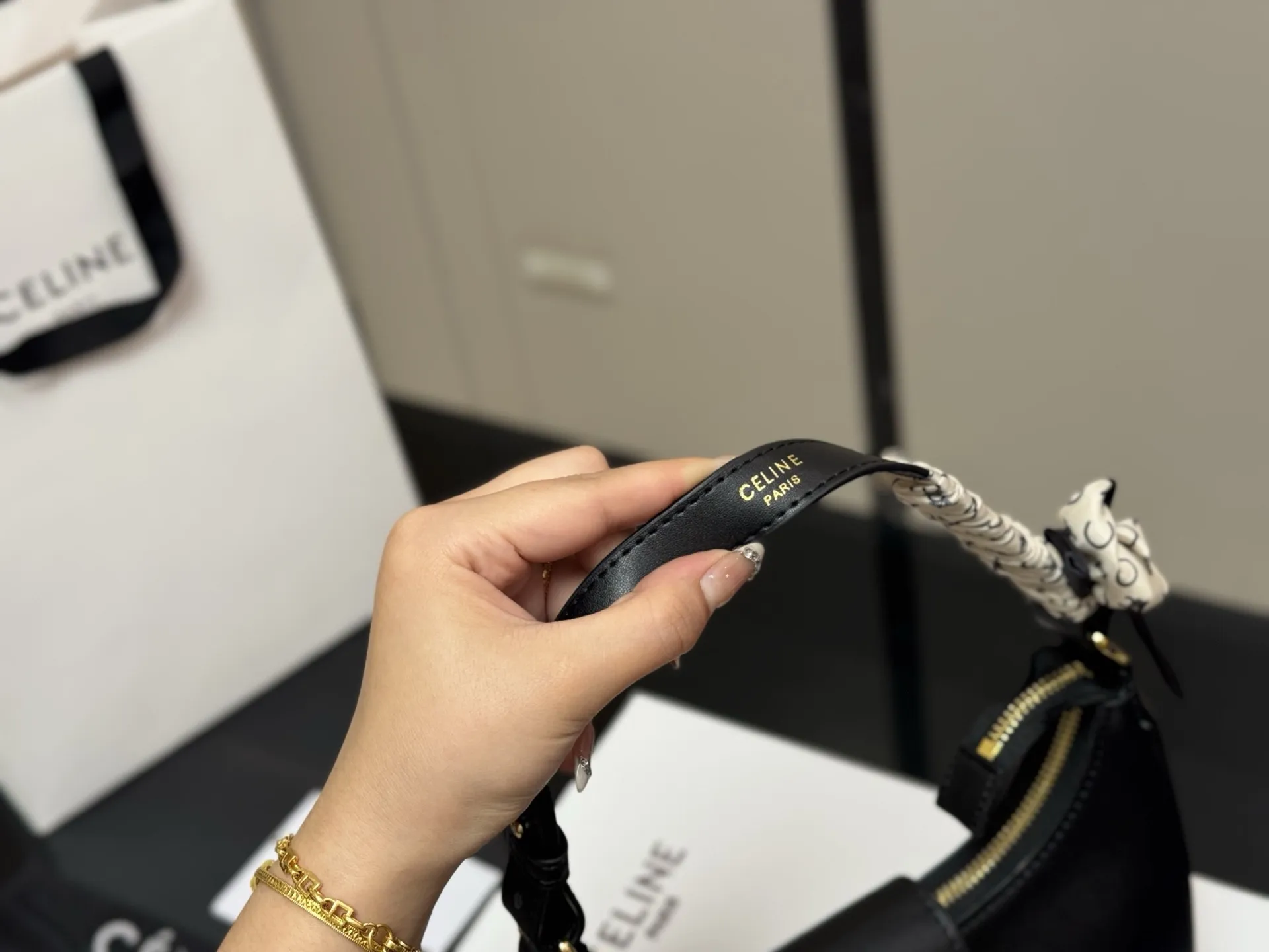 &yen;140 配折叠盒 尺寸：24*20cm celine ava腋下包 依旧好好背 手拎起Ava就好有气场哟100 赛琳实用性更强哦！ 高级感超强！