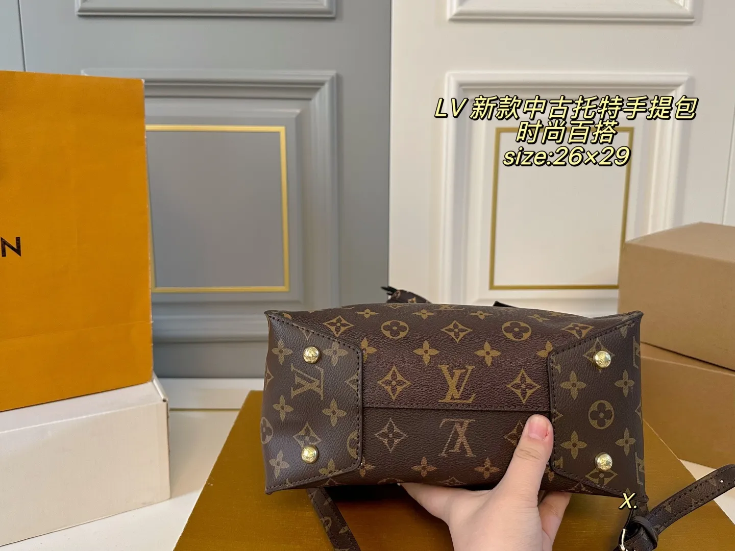 P135（无盒➕挂件） size：26&times;29 LV路易威登新款中古托特手提包💕 经典老花设计，浓浓的复古风情！ 拉链开合 配长肩带，多种背法 随意搭配，时尚而实用的小众款式✅