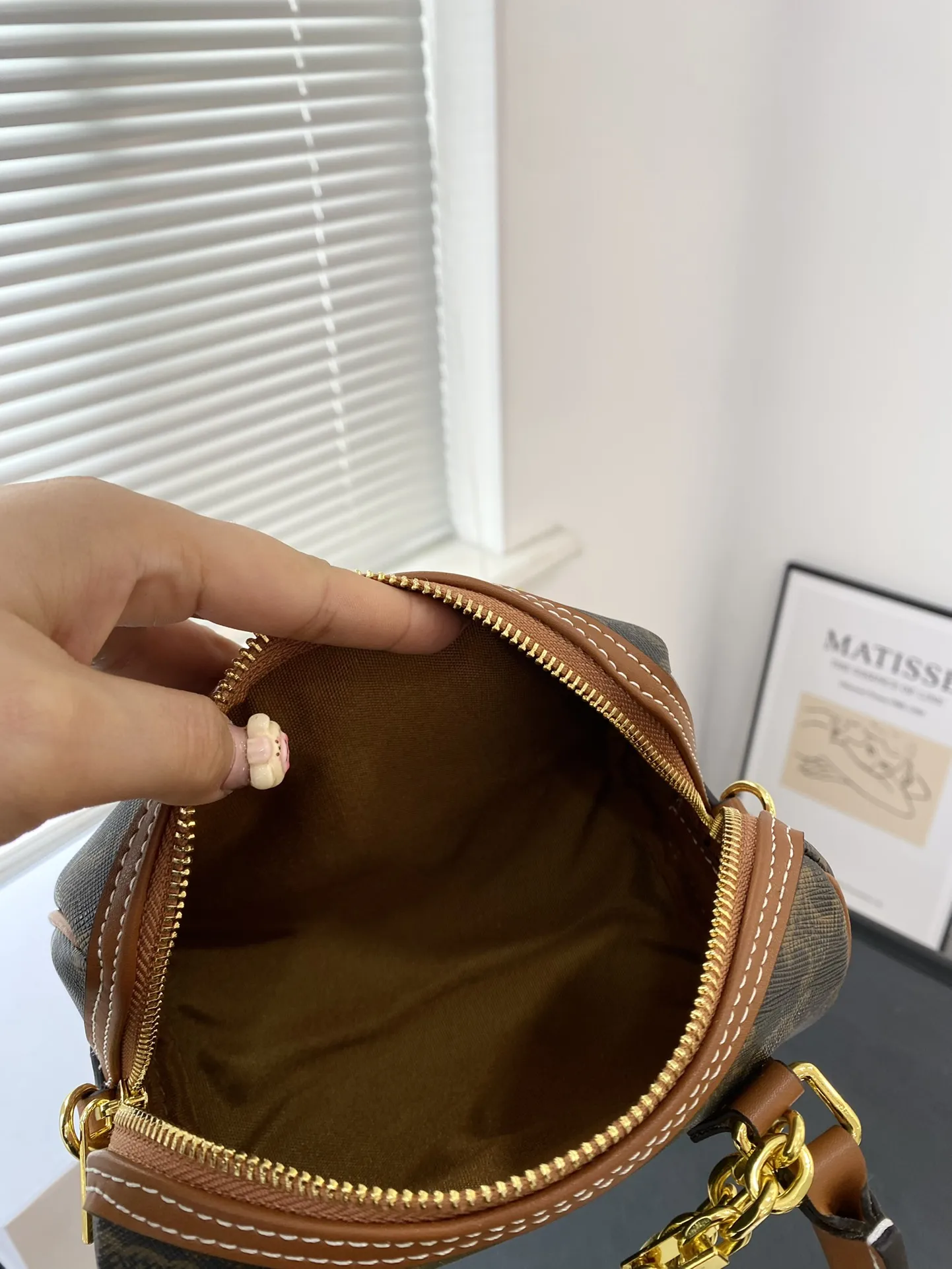 🅿️130配礼盒✅🔜 【尺寸】14*10 赛琳迷你枕头CELINE的 凯旋门系列 TRIOMPHE BOSTON 波士顿包,据说它是以前美国波士顿大学生很喜欢用的一种提包,因此得名。 波士顿包有两个重要特点,一个是便干携带、 一个是不论包里是塞满东西或者空着、半满,包包外形都依然坚挺,给人一种扎实、稳固的感觉~#Celine #复古穿搭6569