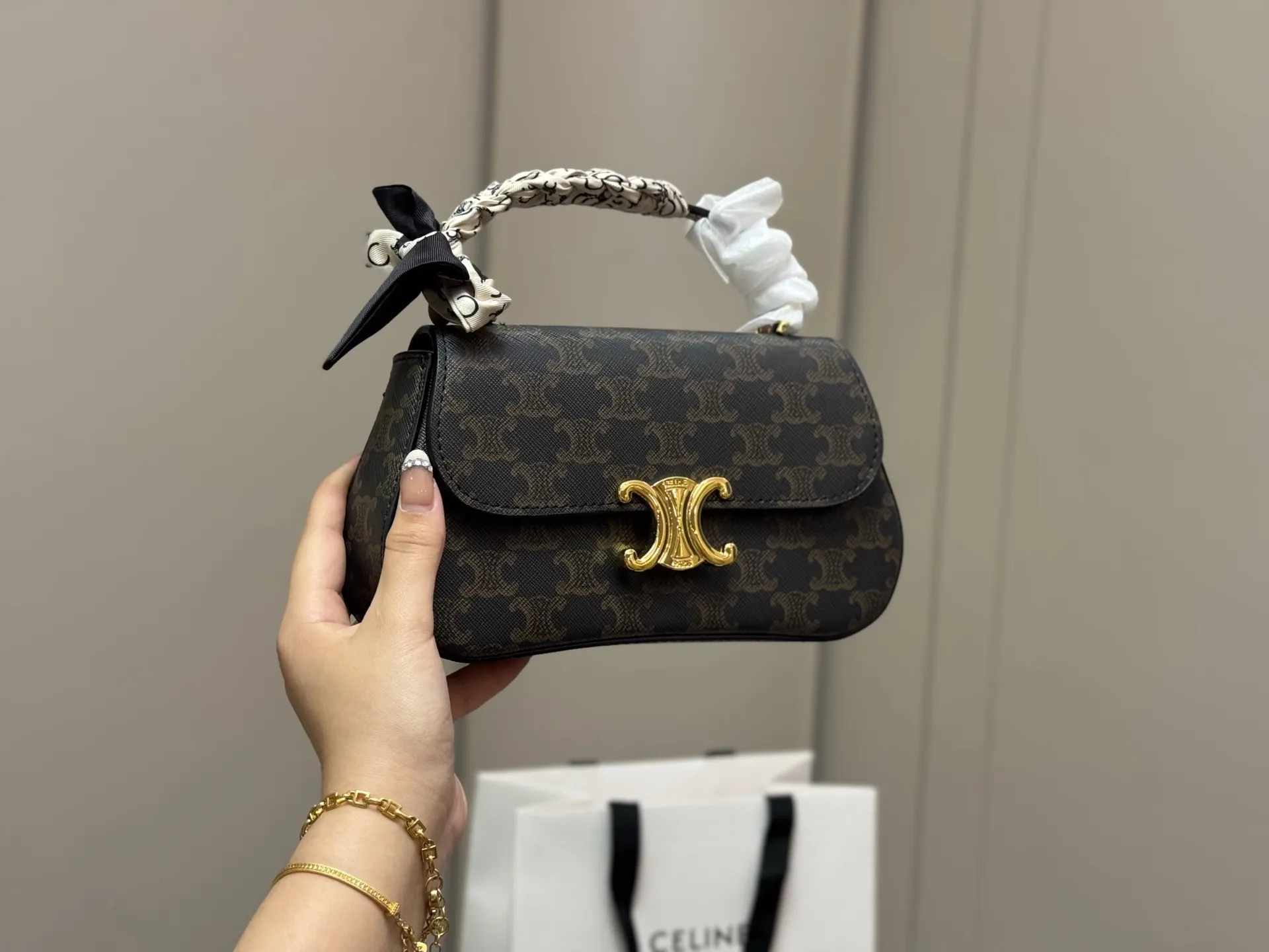 ¥160 配折叠盒 size:22*12cm celine 超美腋下包 凯旋门 ⚠️升级版 重新出货 复古性感百搭小包 赛琳不容错过!! ⚠️牛皮皮质 这个冬天您离不开它!