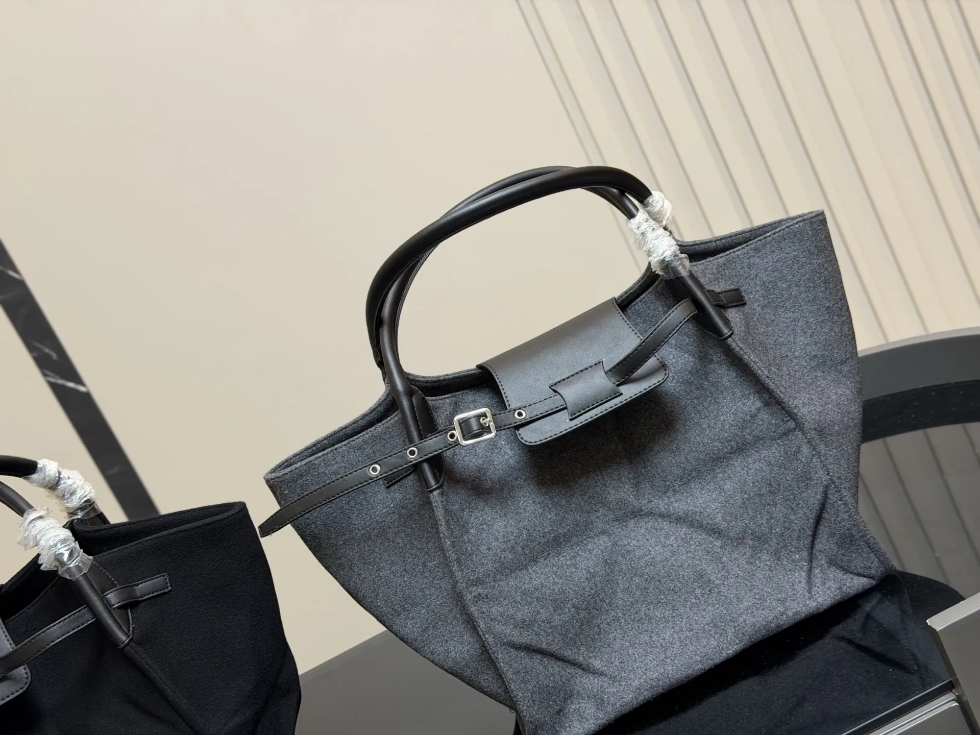 ¥130 赛琳 belt bag鲶鱼包, 简洁的线条, 柔软包的身, 牛皮🐂品质! 成为经典款IT bag之一 尺寸:32.31cm