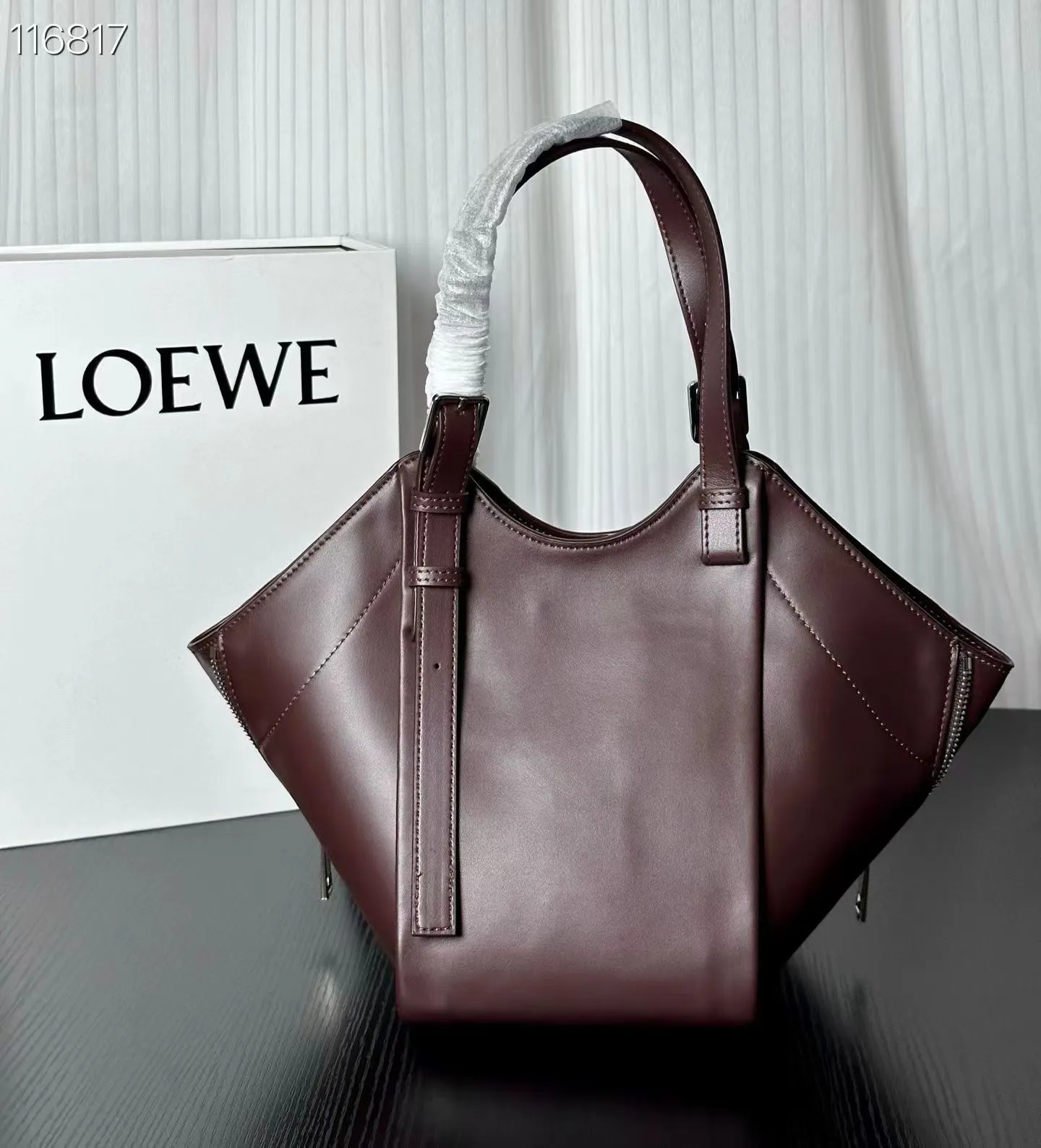 💰230包邮❗ LOEWE｜松弛感大包 Hammock Flip吊床包 Hammock的升级版来咯 变得更时髦 更松弛了 肩带部分可以调节为腋下hobo背法 调短手拎也很方便☕️ 容量可以放下一个iPad Pro 出差 通勤没有问题 15x22.5x22cm：15x22.5x22cm 款号：7079 ❌不退不换慎重下单❌