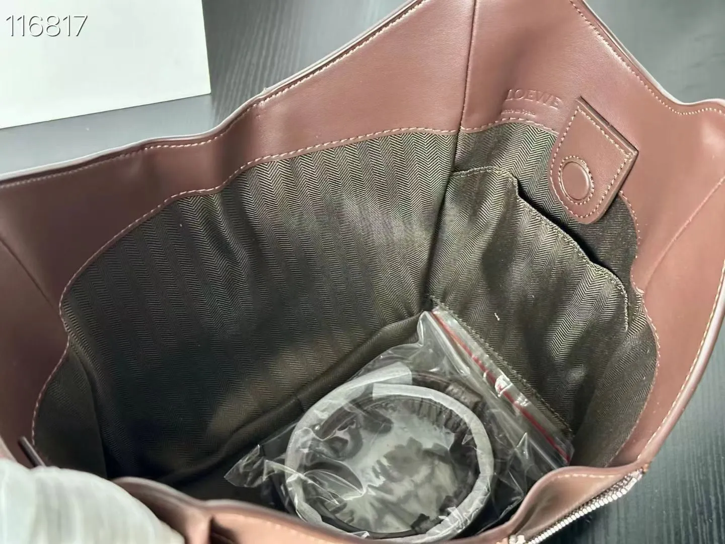 💰230包邮❗ LOEWE|松弛感大包 Hammock Flip吊床包 Hammock的升级版来咯 变得更时髦 更松弛了 肩带部分可以调节为腋下hobo背法 调短手拎也很方便☕️ 容量可以放下一个iPad Pro 出差 通勤没有问题 15x22.5x22cm:15x22.5x22cm 款号:7079 ❌不退不换慎重下单❌