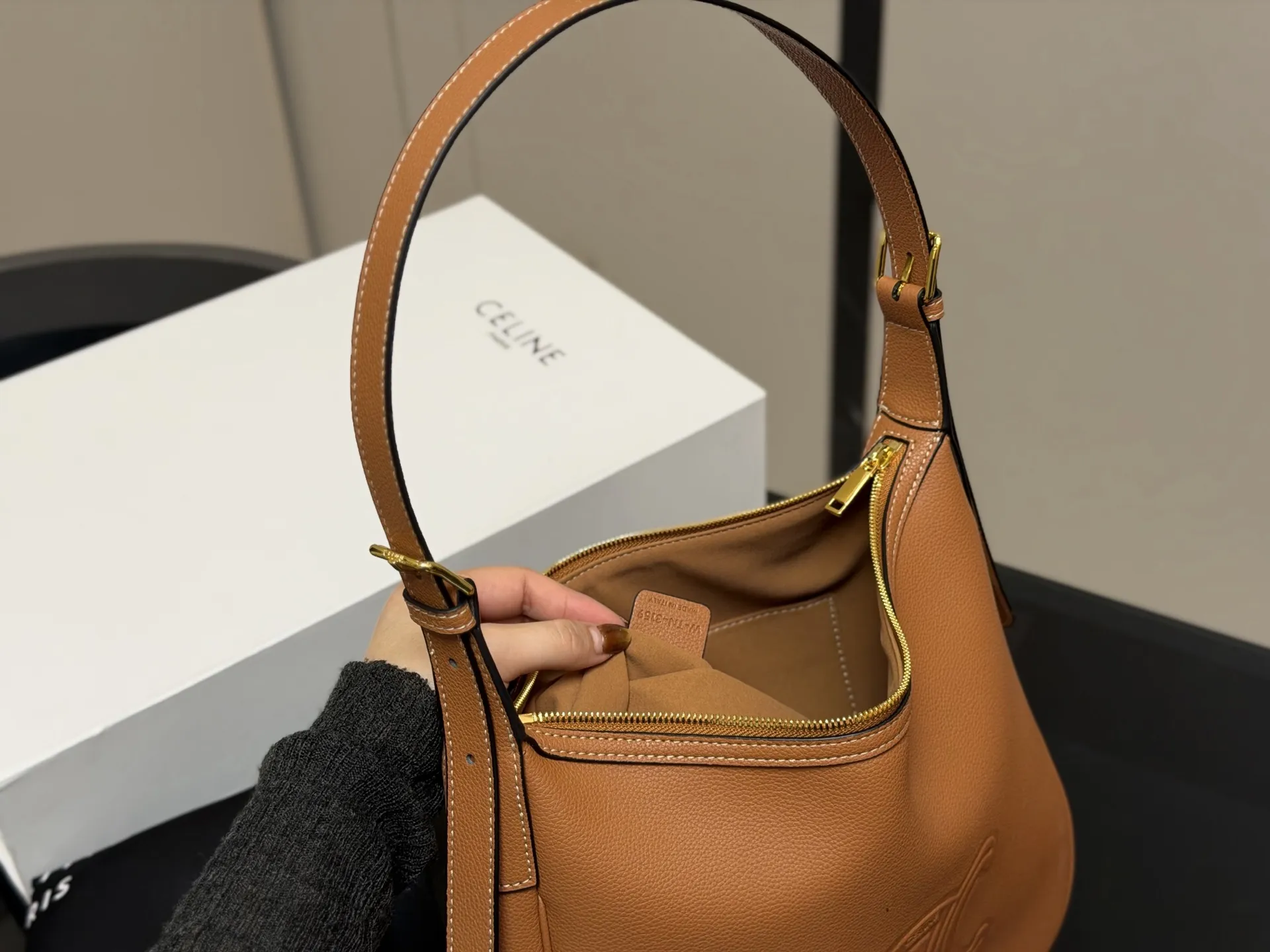 ¥185 配折叠盒 size:29.27cm celine 赛琳新品发布hobo腋下托特 延续凯旋门 复古斜挎 , 耐看经典一点都不老