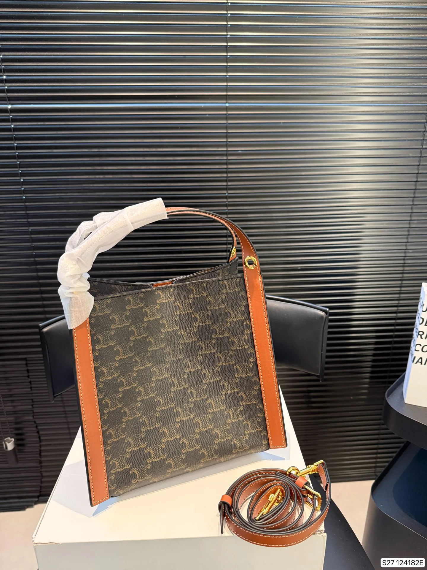 P185 配折叠盒 CELINE 赛琳CUBO手袋，日常通勤，休闲都超实用!手提，个性满分~内部空间超能装，水杯，手机，化妆品统统搞定，轻便耐用，时髦又百搭，日常出街必备! 尺寸17 22 货号124182