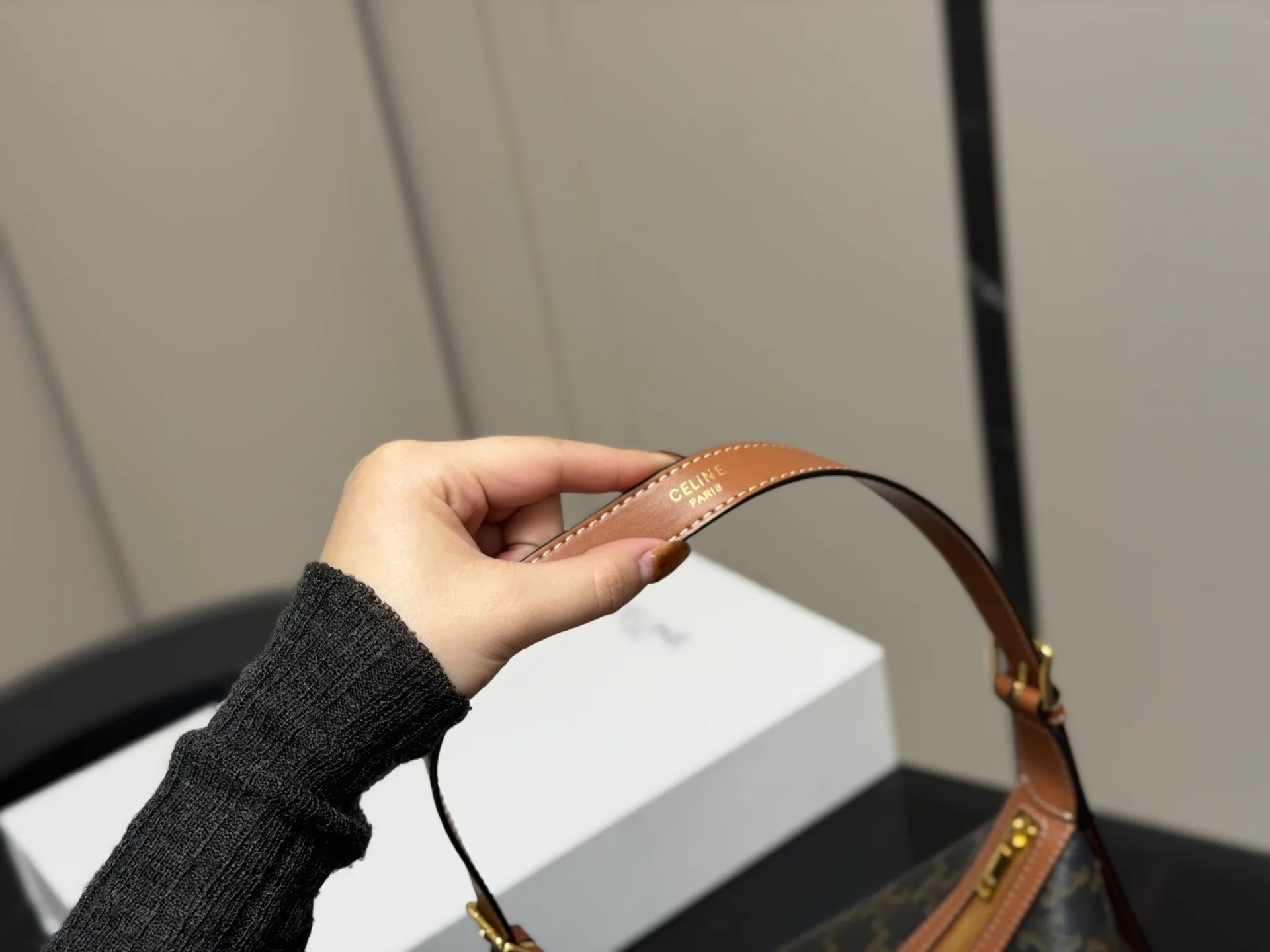 ¥185 配折叠盒 size:29.27cm celine 赛琳新品发布hobo腋下托特 延续凯旋门 复古斜挎 , 耐看经典一点都不老