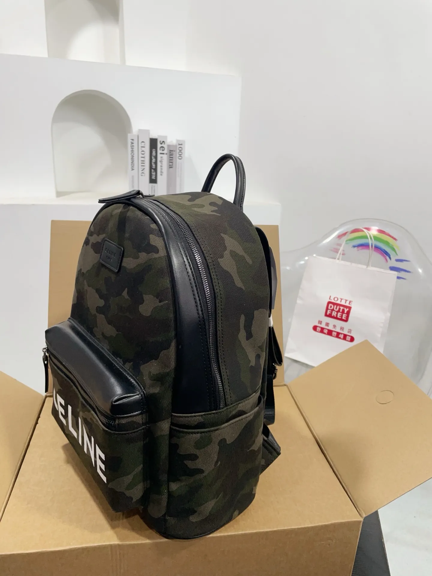 👑💰💰150💰 尺寸32/35cm 赛琳迷彩新款双肩包😍超好背哒，进口面料，果然时尚潮流是一个大轮回！复古又时尚百搭！