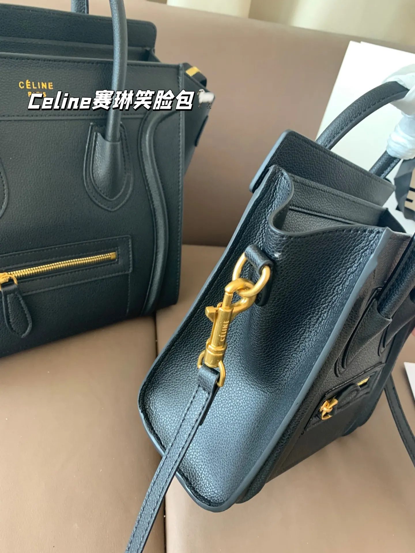 大P190 小P185 作为造型独特、极具辨识度的包包, Celine赛琳—笑脸包 无疑凭借其囧脸造型赢得众多关注。 Celine凭借这款笑脸包冲出欧洲,一跃成为一时最火的品牌尺寸26×25/20×20折叠盒