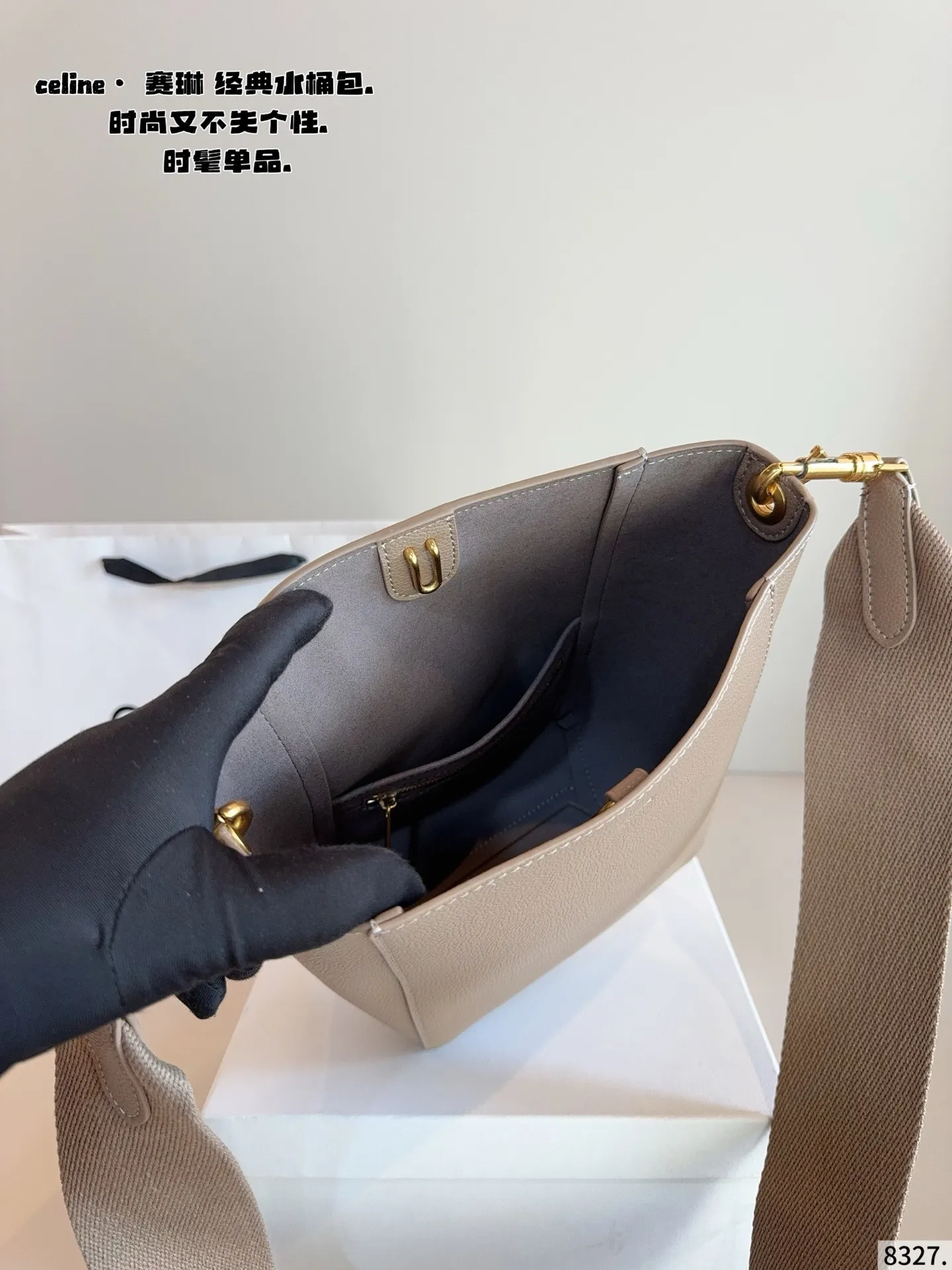 P170 赛琳CELINE Tote 水桶包. 质感很高级 容量超级大也很耐用 日常出街背它回头率百分百 就是这种随性慵懒感尺寸：17*11*24cm