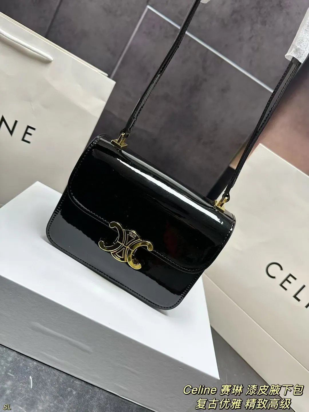 P145 配盒 Celine 赛琳 漆皮腋下包 精致百搭又能装,无论是重要场合还是日常通勤,都能完美适配! 尺寸:18.5*14CM